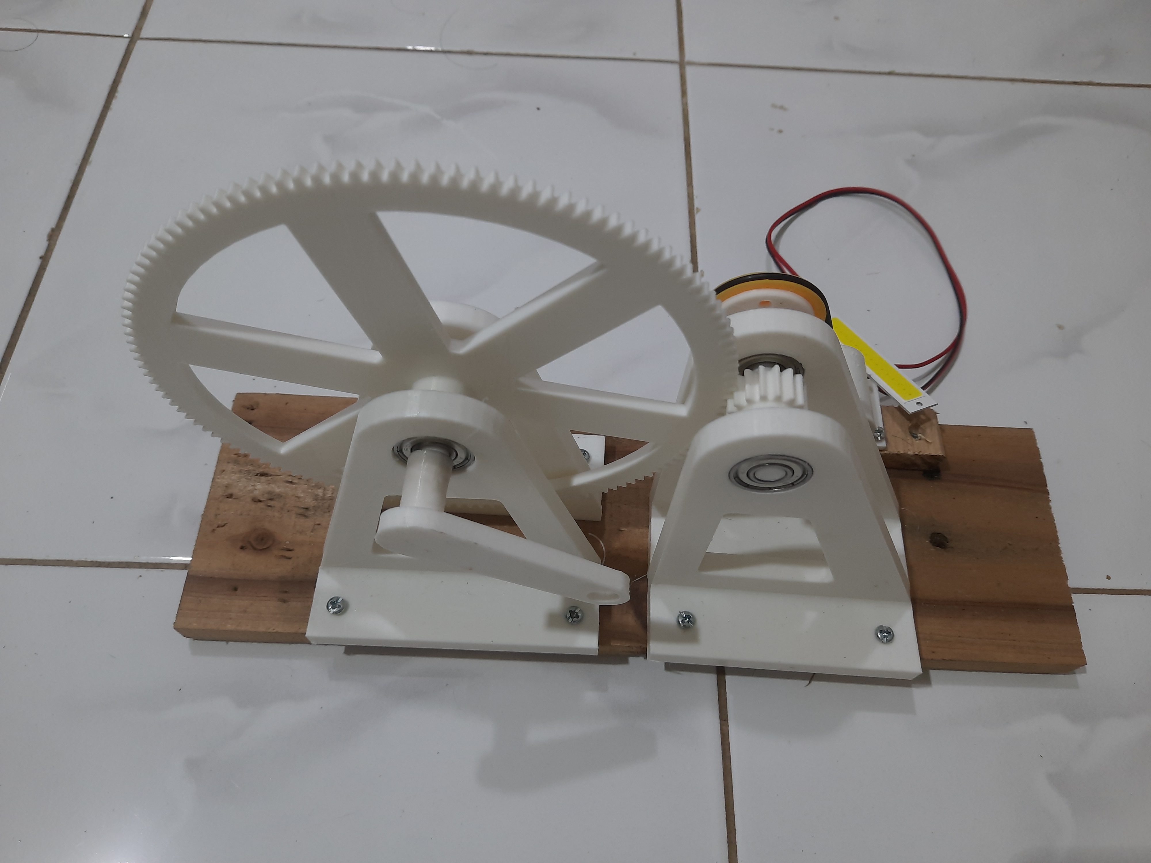Spur Gear Ratio 1:8 and bracket for hand crank Generator