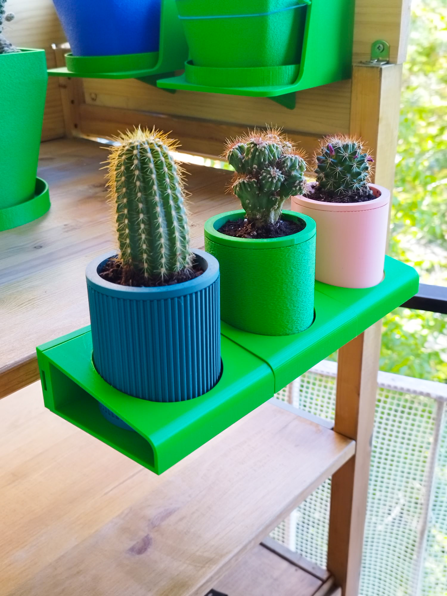 Wall mount for round mini planters