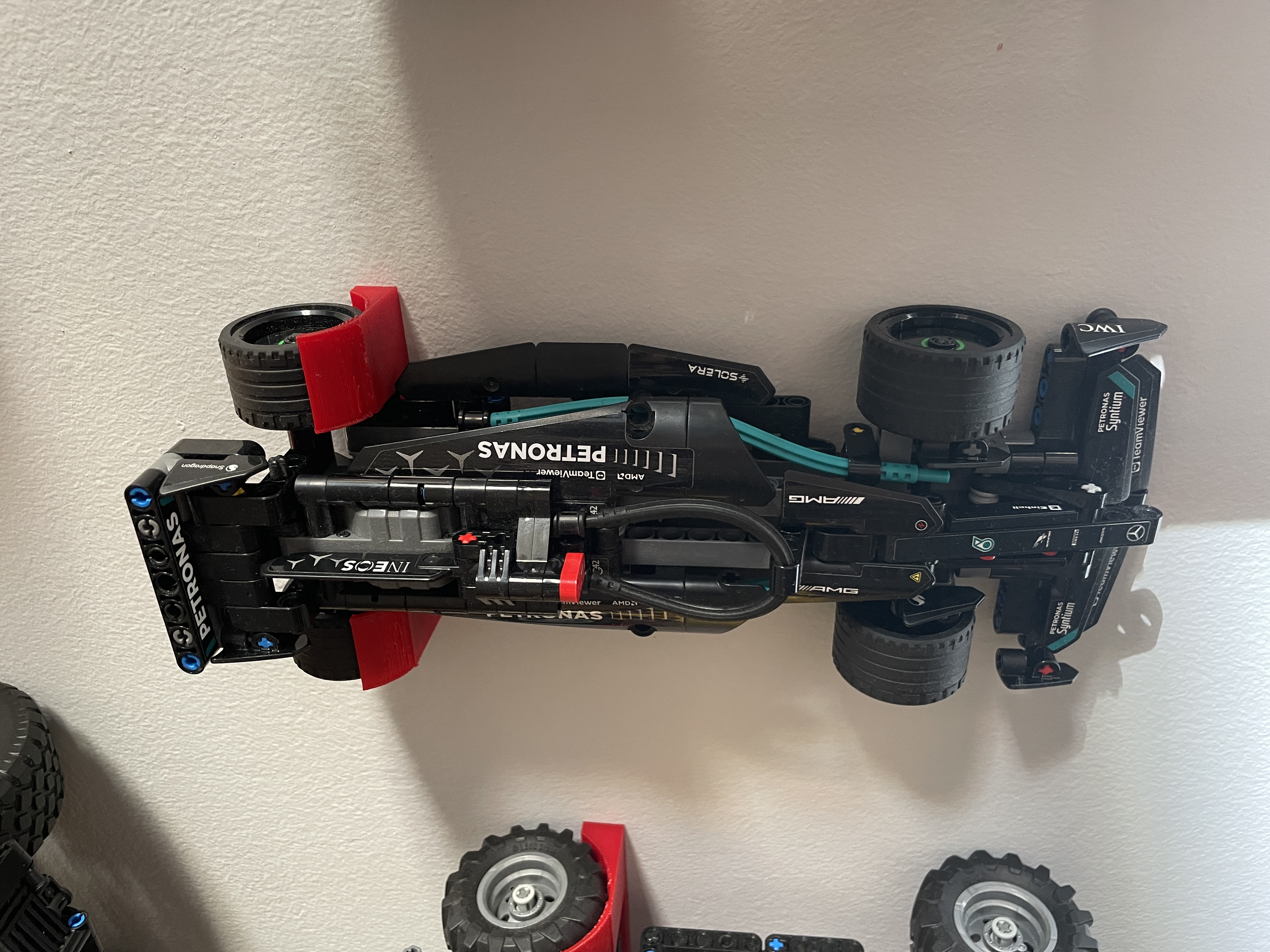 Wall mount for LEGO Mercedes-AMG F1 42165