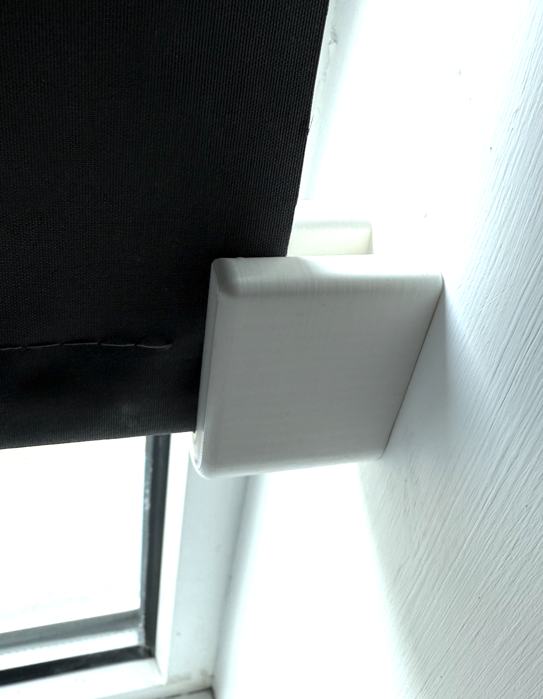 Roller blind holder to prevent flapping