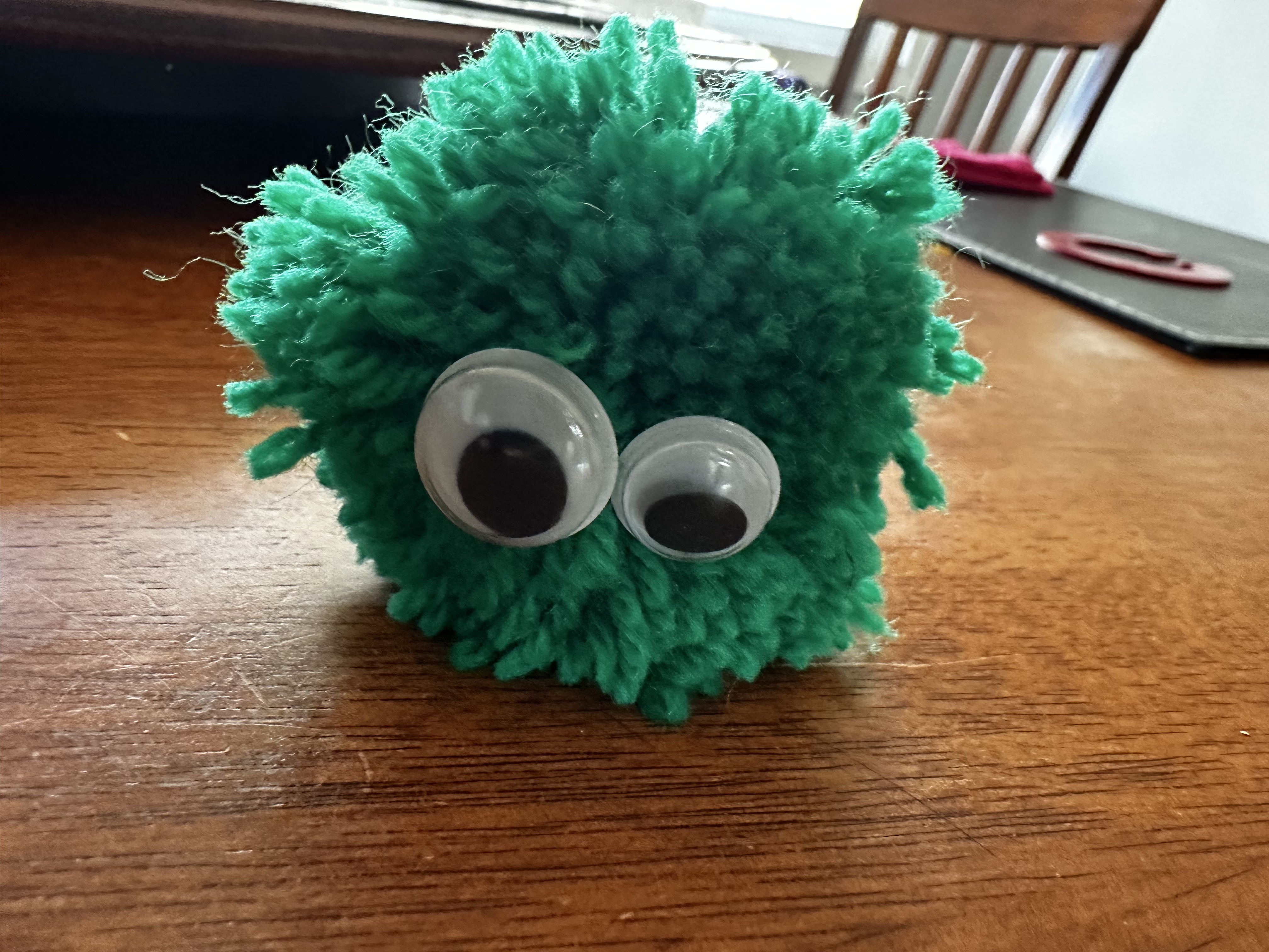 A fork style pom-pom maker