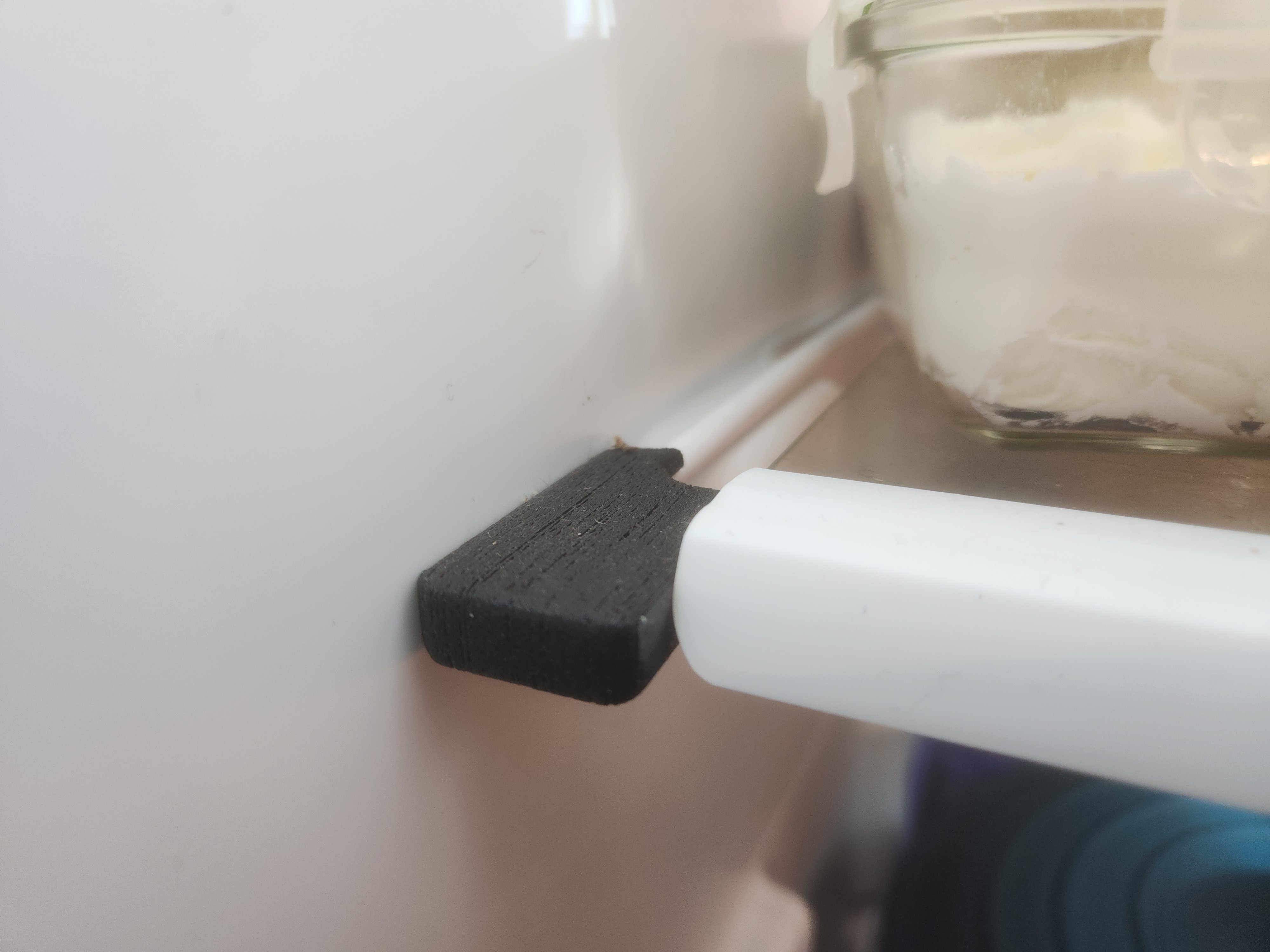 Fridge shelf corner block