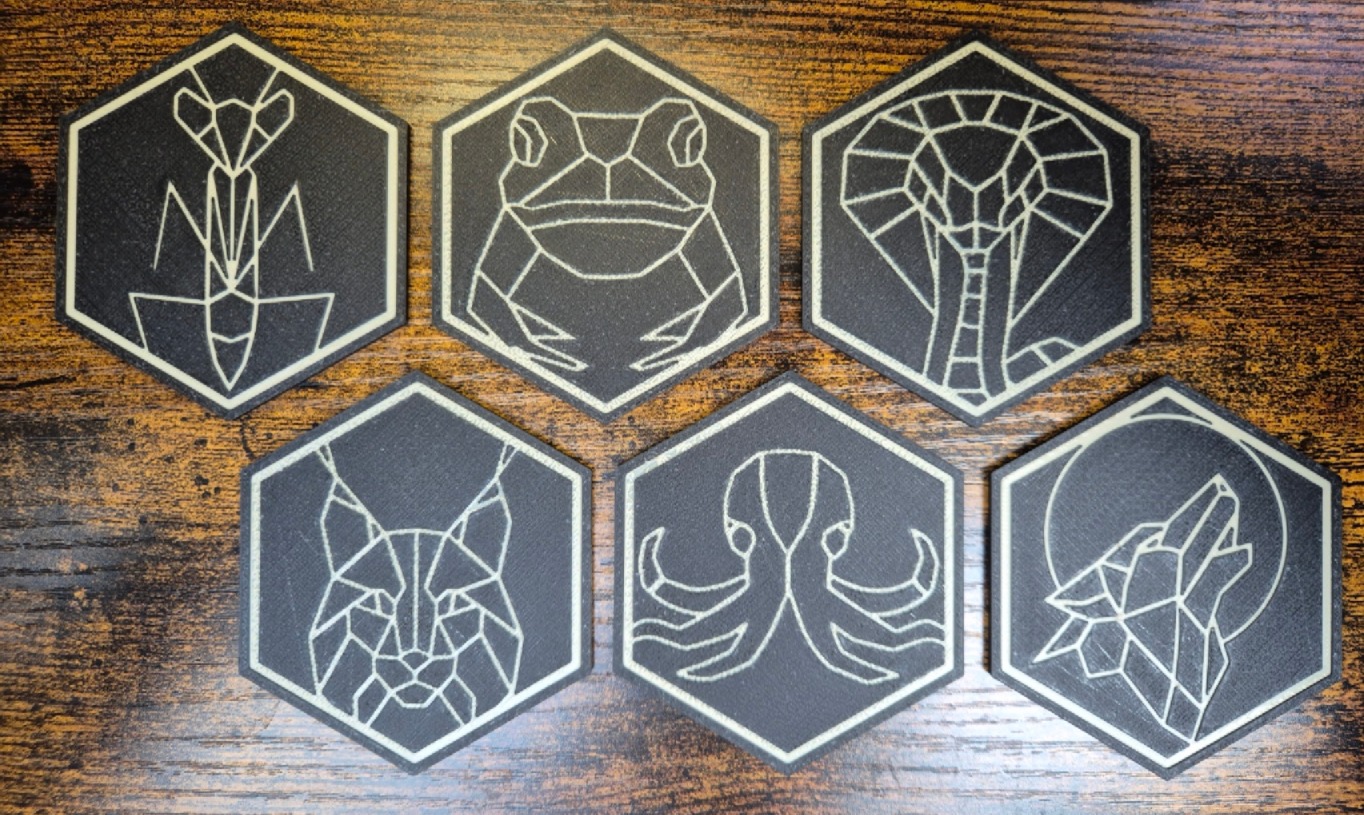 Hexagon Coaster Set – Geometrische Tiermotive & Mystische Wesen (Zweifarbendruck + Aufbewahrungsbox)