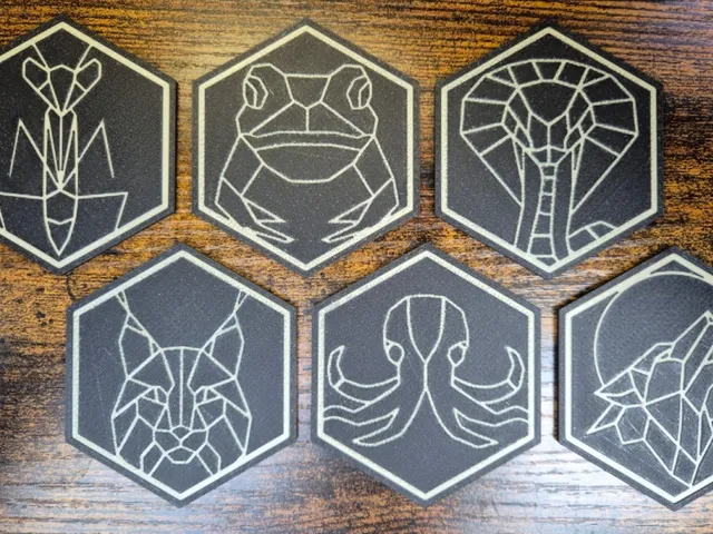 Hexagon Coaster Set – Geometrische Tiermotive & Mystische Wesen (Zweifarbendruck + Aufbewahrungsbox)