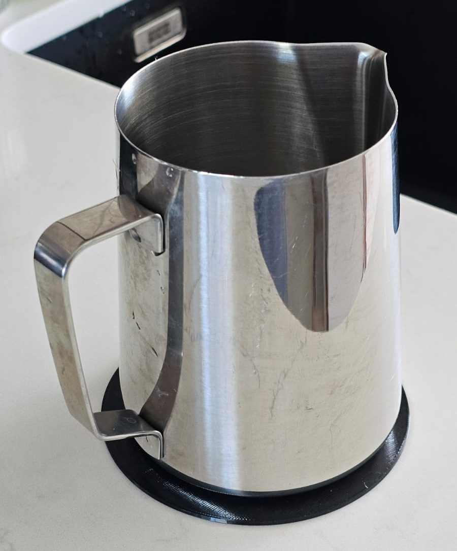Knocking pad for tapping an espresso steamed milk jug