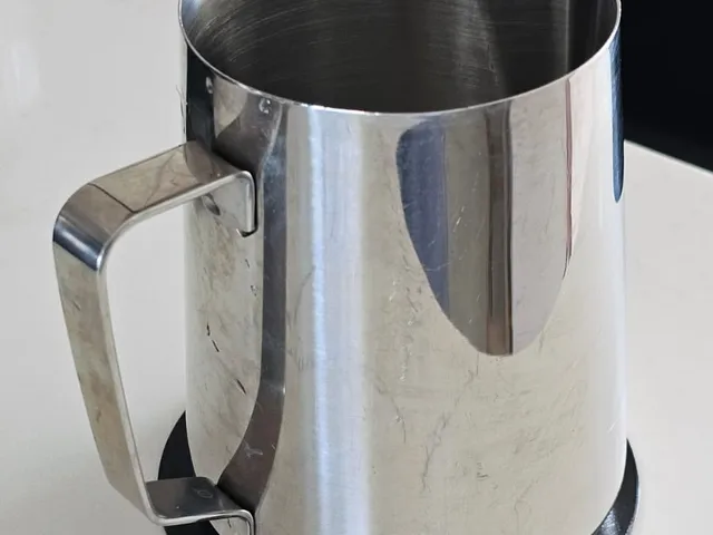 Knocking pad for tapping an espresso steamed milk jug