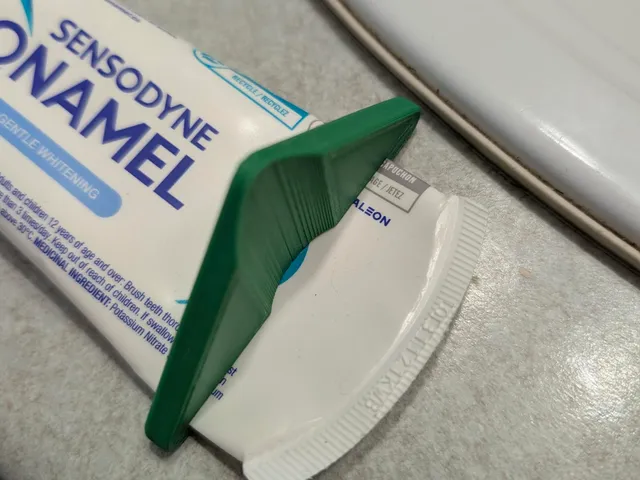 TIGHT Toothpaste Squeezer