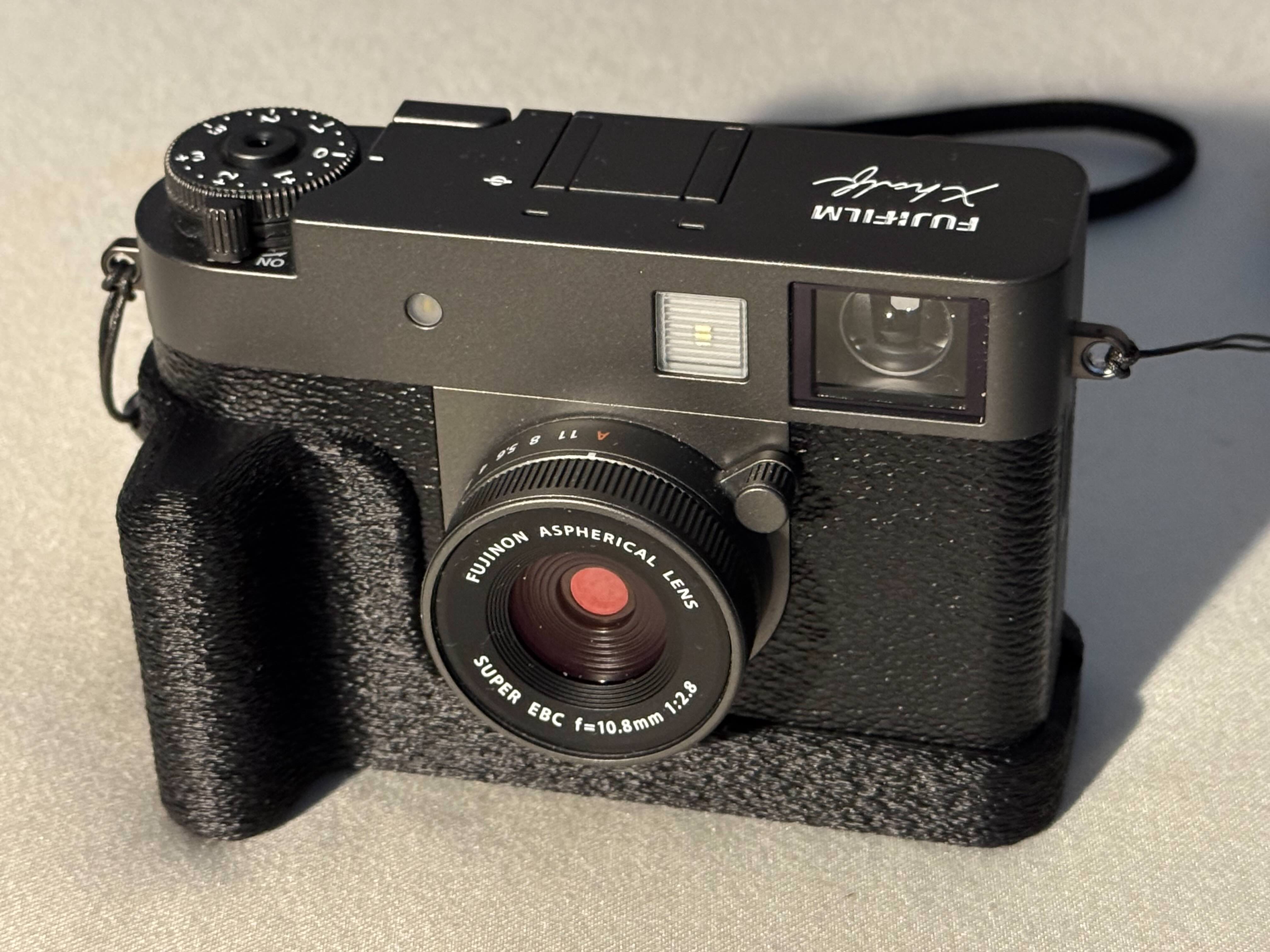 Fujifilm X half Handgriff mit Airtag Fach
