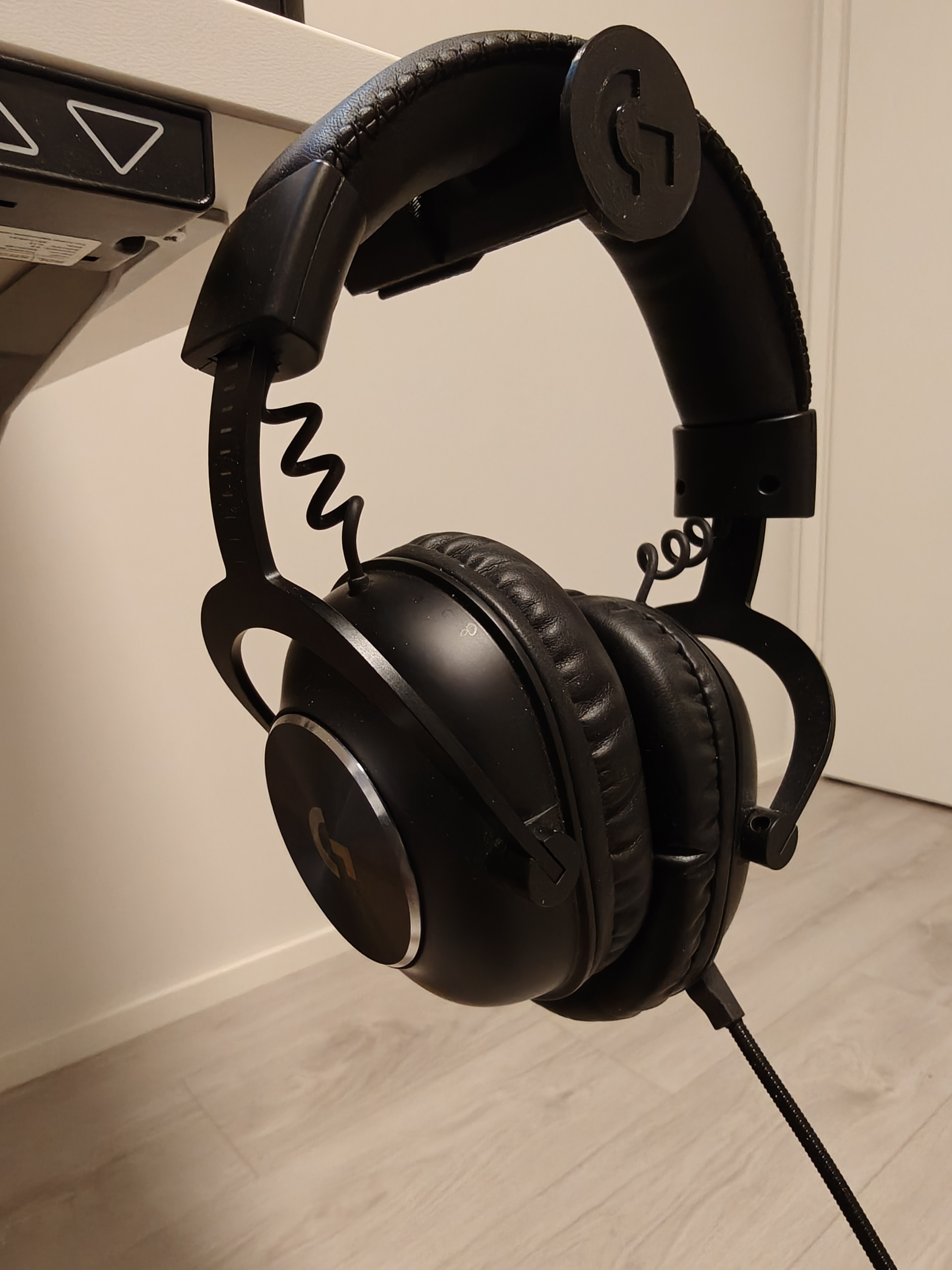 Retractable Headset Hanger