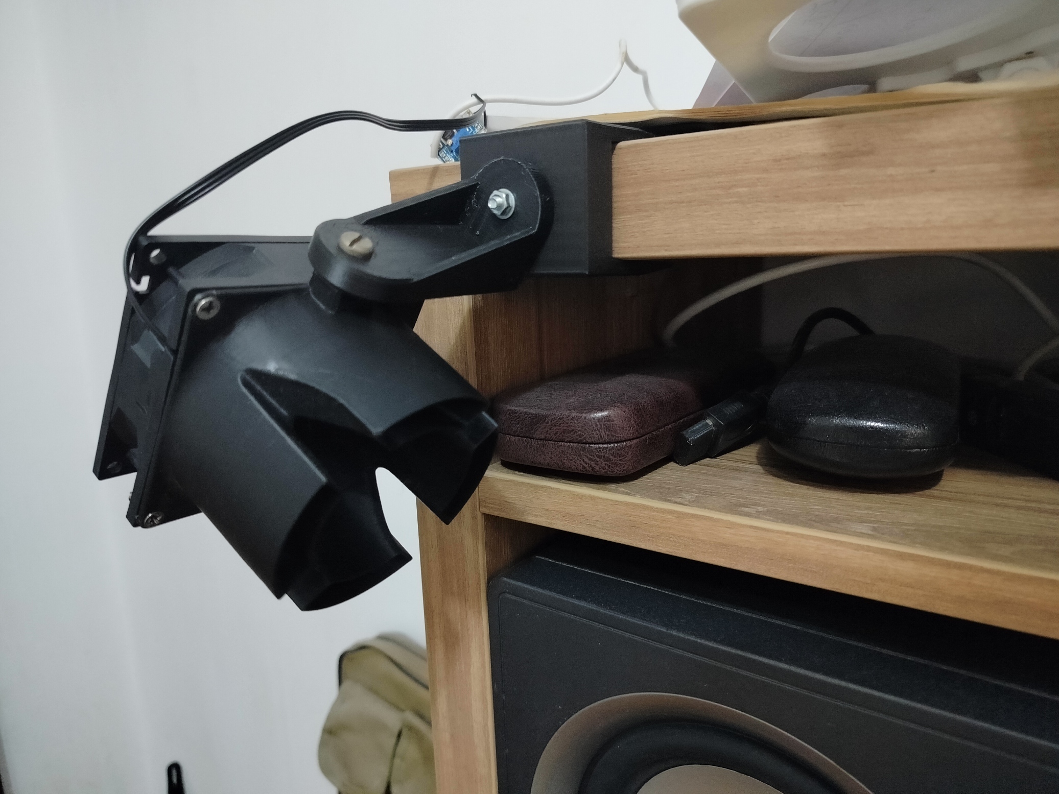 Rotating arm for shelfs