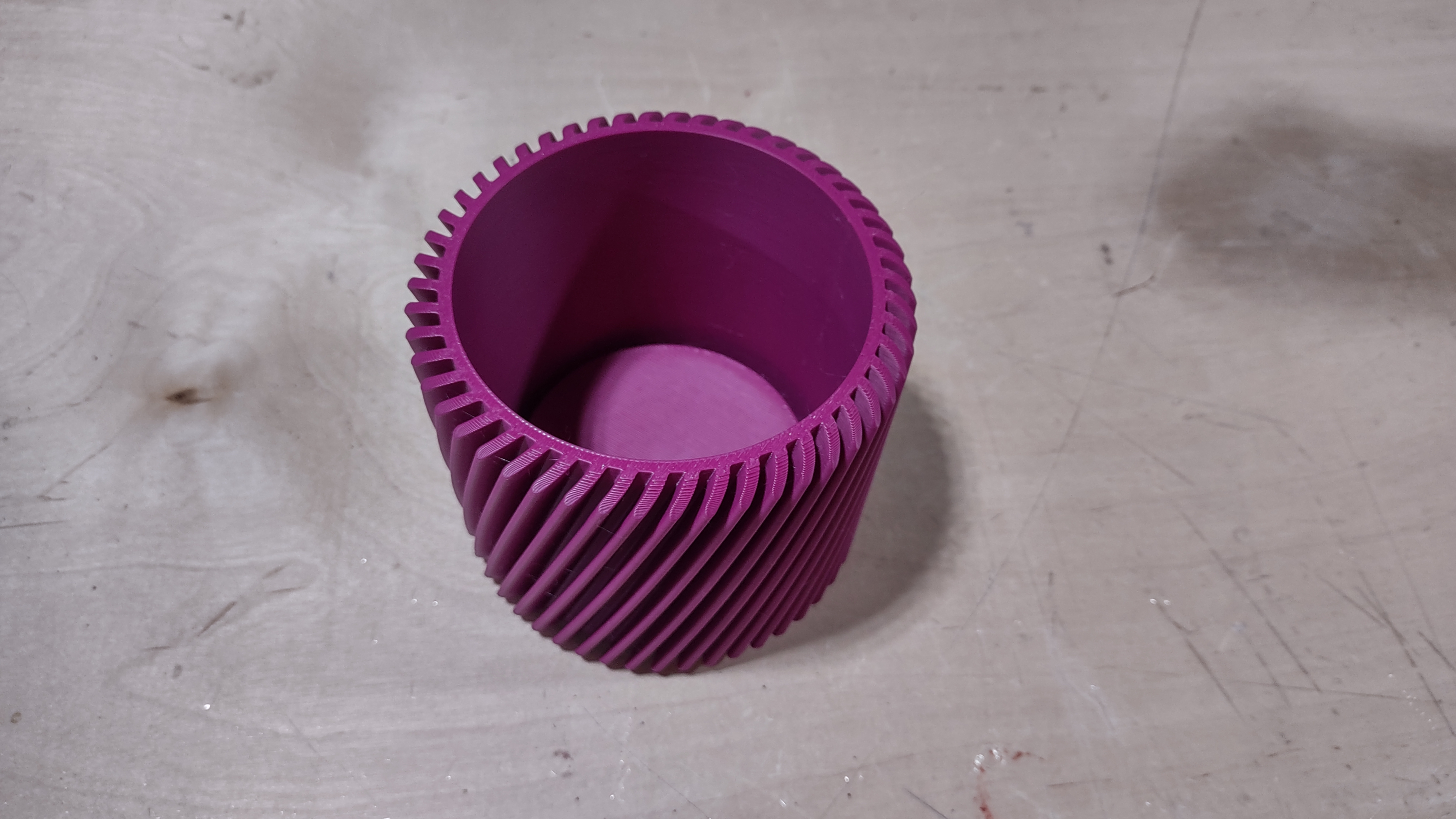 4" Round pot with fins and a false bottom