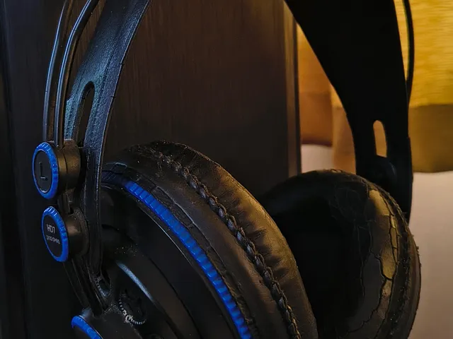 Headphones Holder for Studio Monitors | Soporte para Auriculares de Estudio