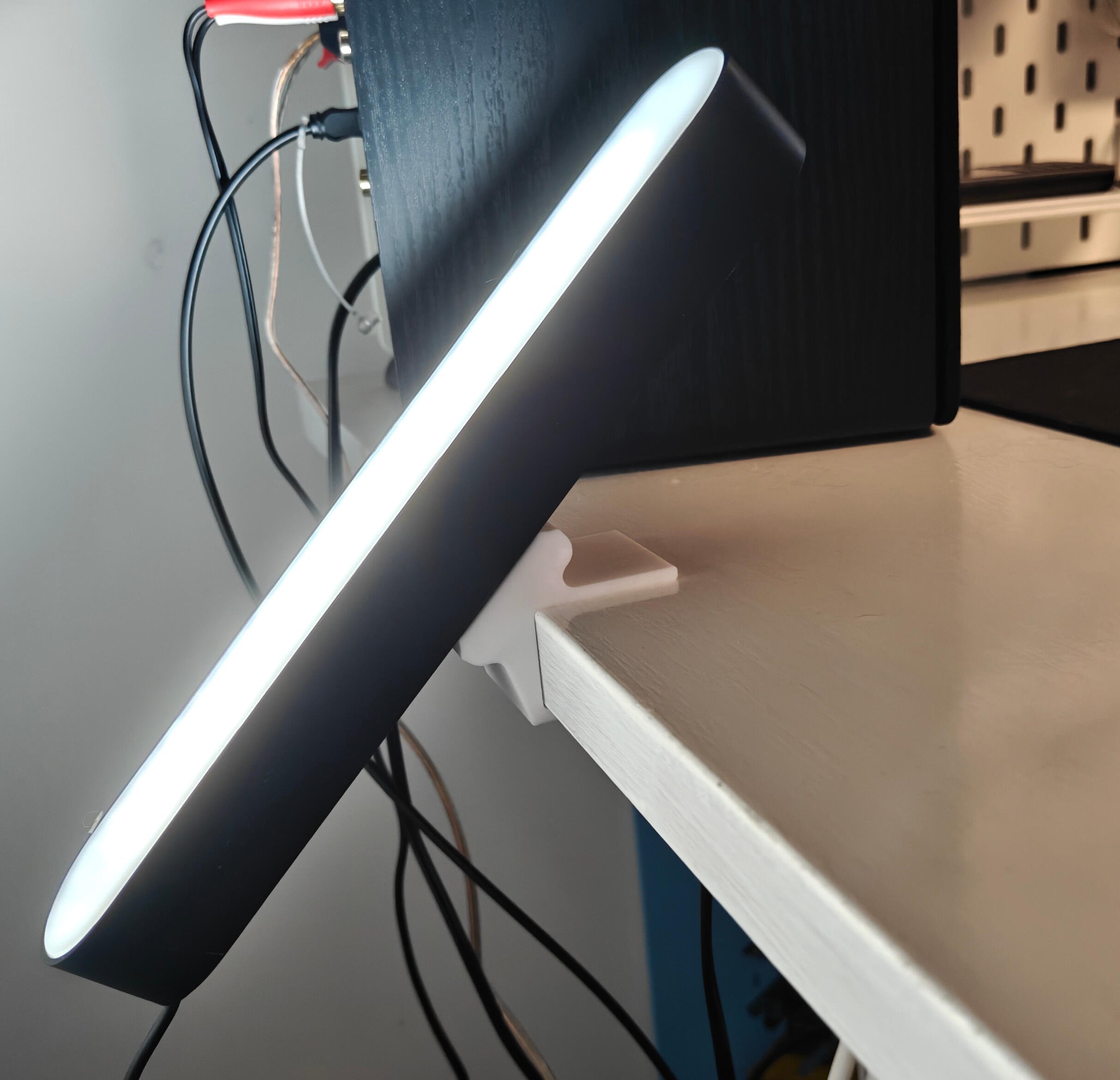 Vertical Angled Desk Mount for Phillips Hue Play Bar Light