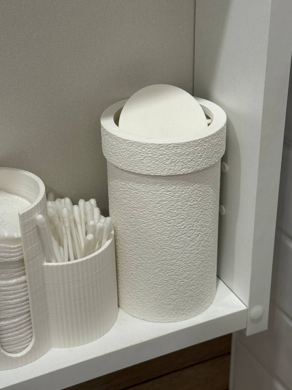 Small trash can with a rotating lid