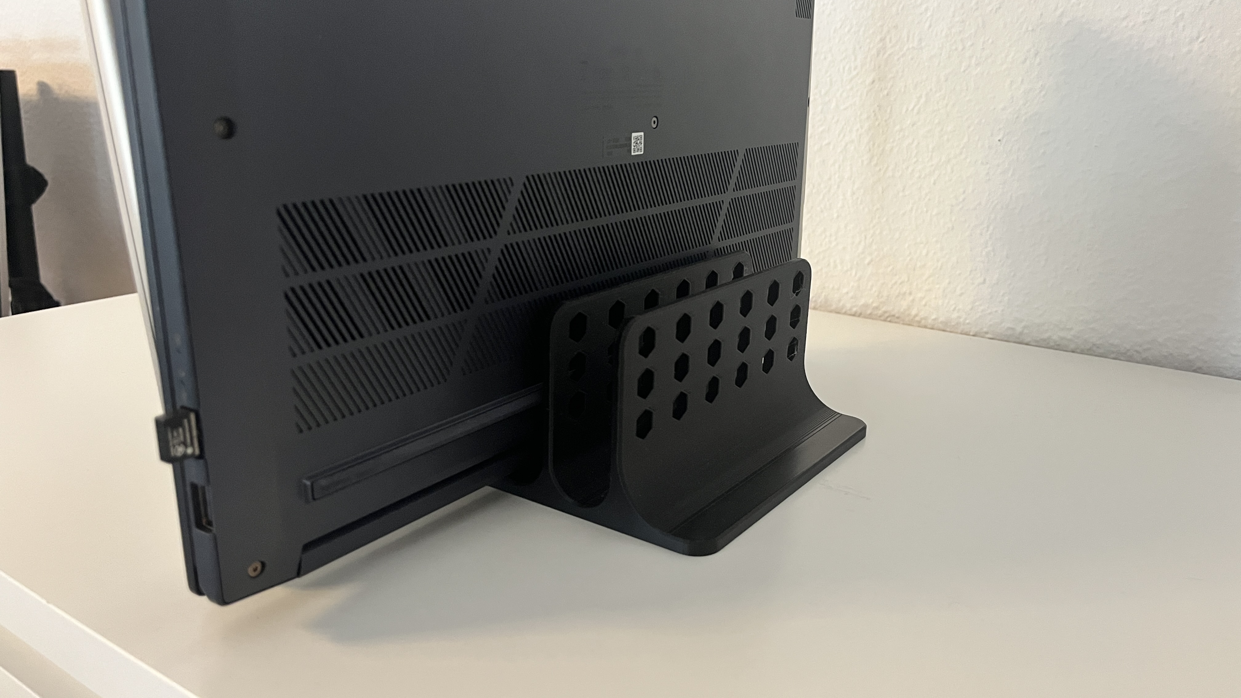 Miniatura 5 do modelo 3D Vertical Laptop & Tablet Stand