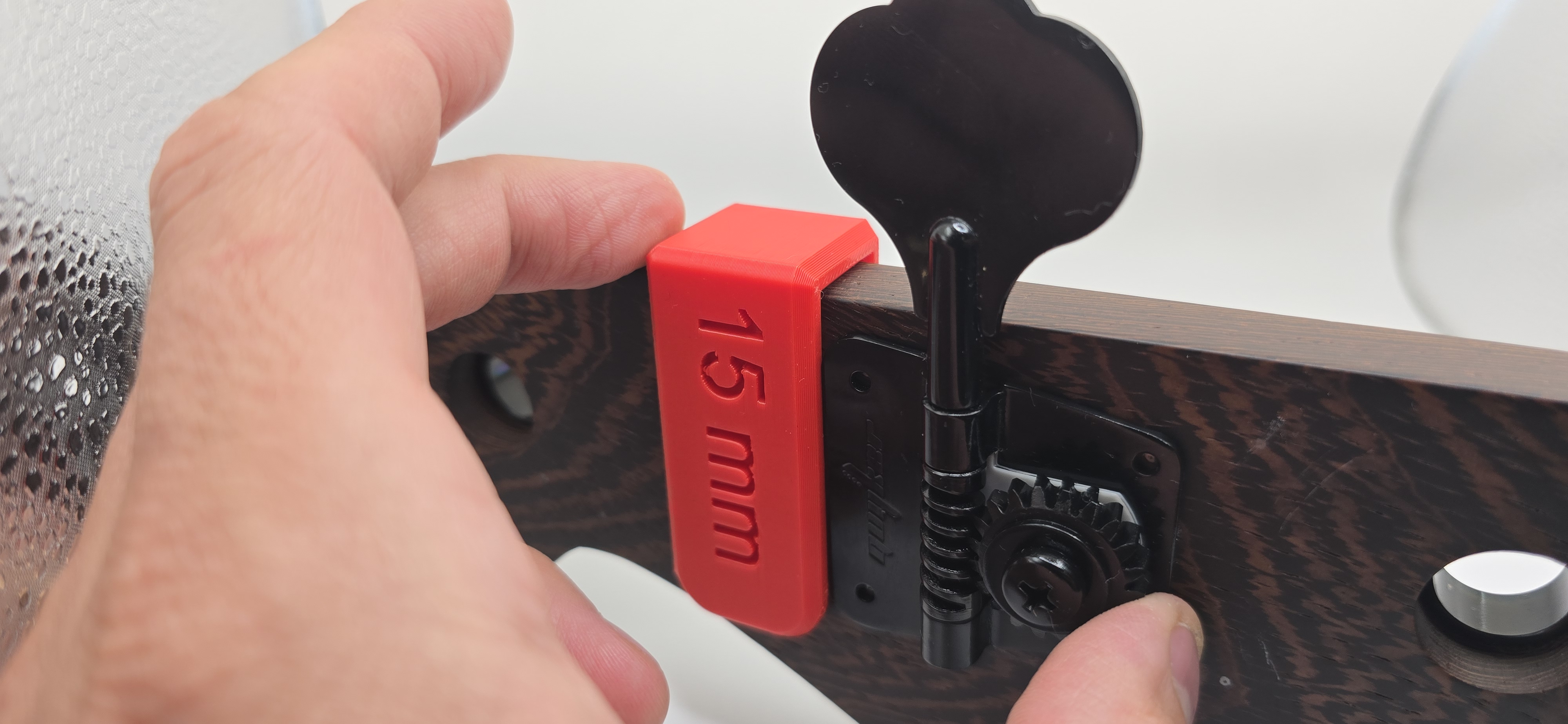 BASS GUITAR MACHINE HEAD ALIGNMENT TOOL