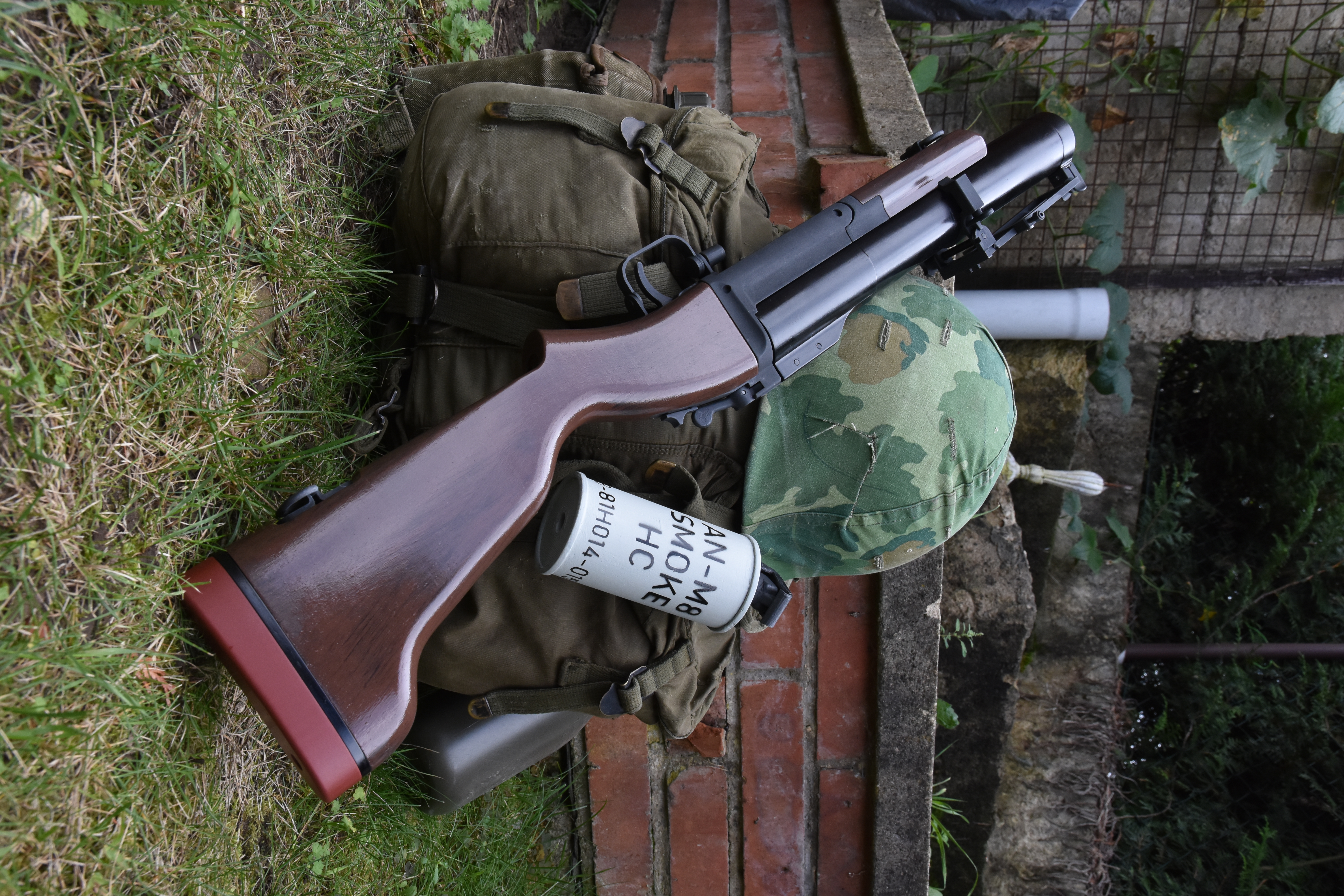 M79 Airsoft 40mm gas grenade launcher prop with KANARR CORP markings and realistic parts. — miniatura 2