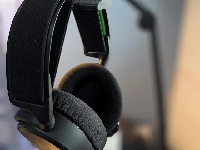 Samsung 49" Odyssey Monitor Headphones Mount