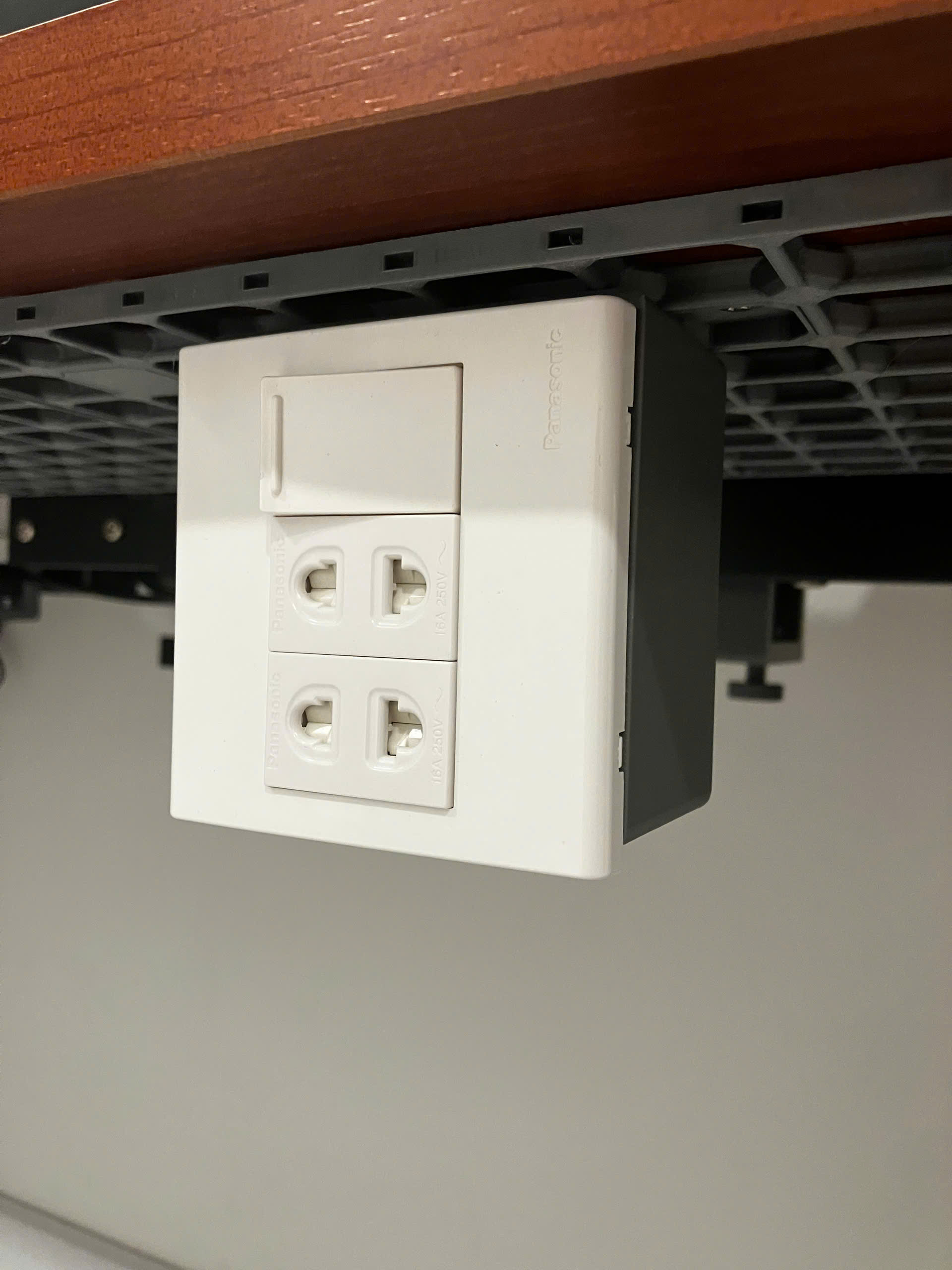 Electrical box with Multiconnect