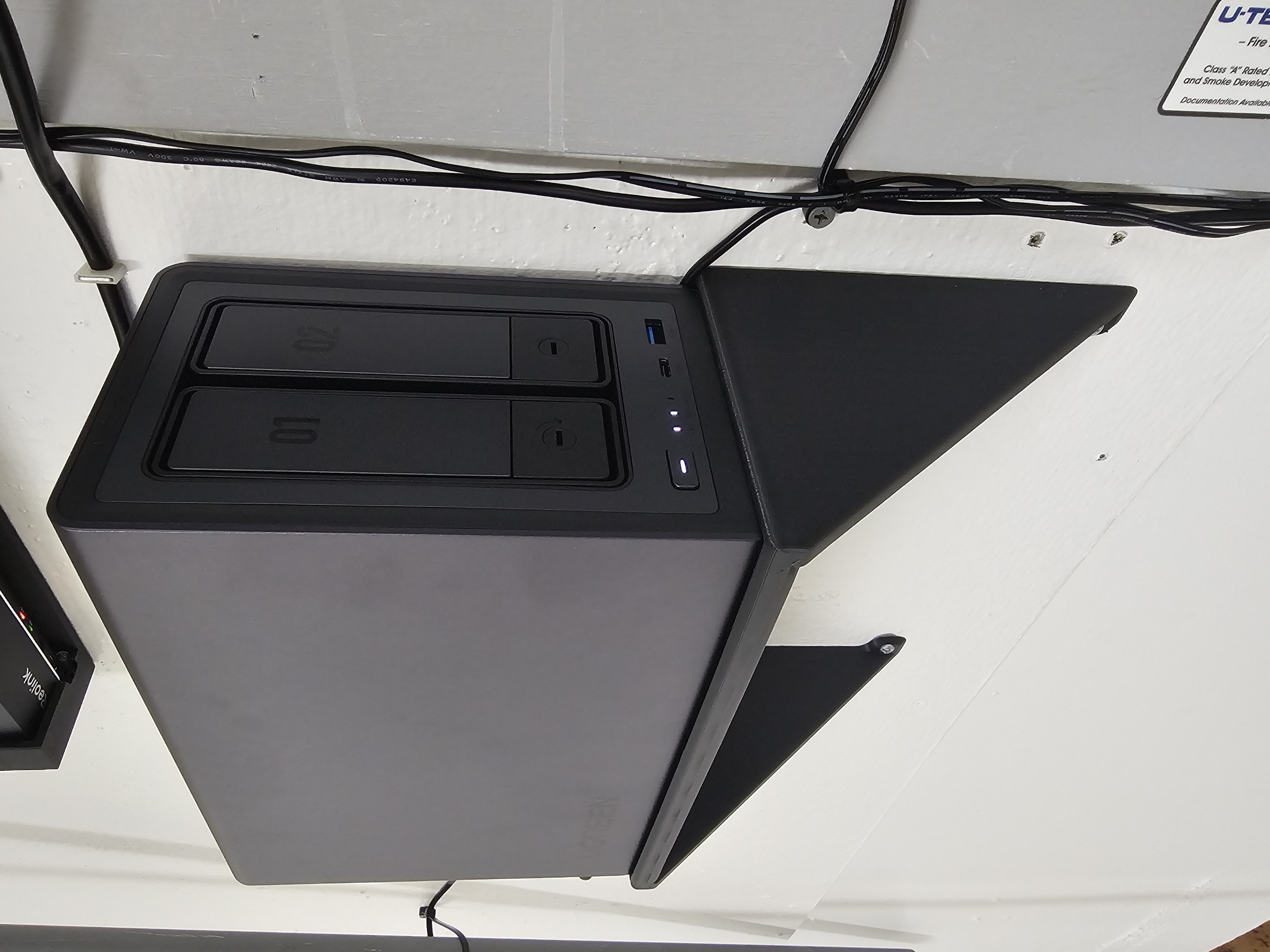 ugreen dxp2800 NAS wall mount