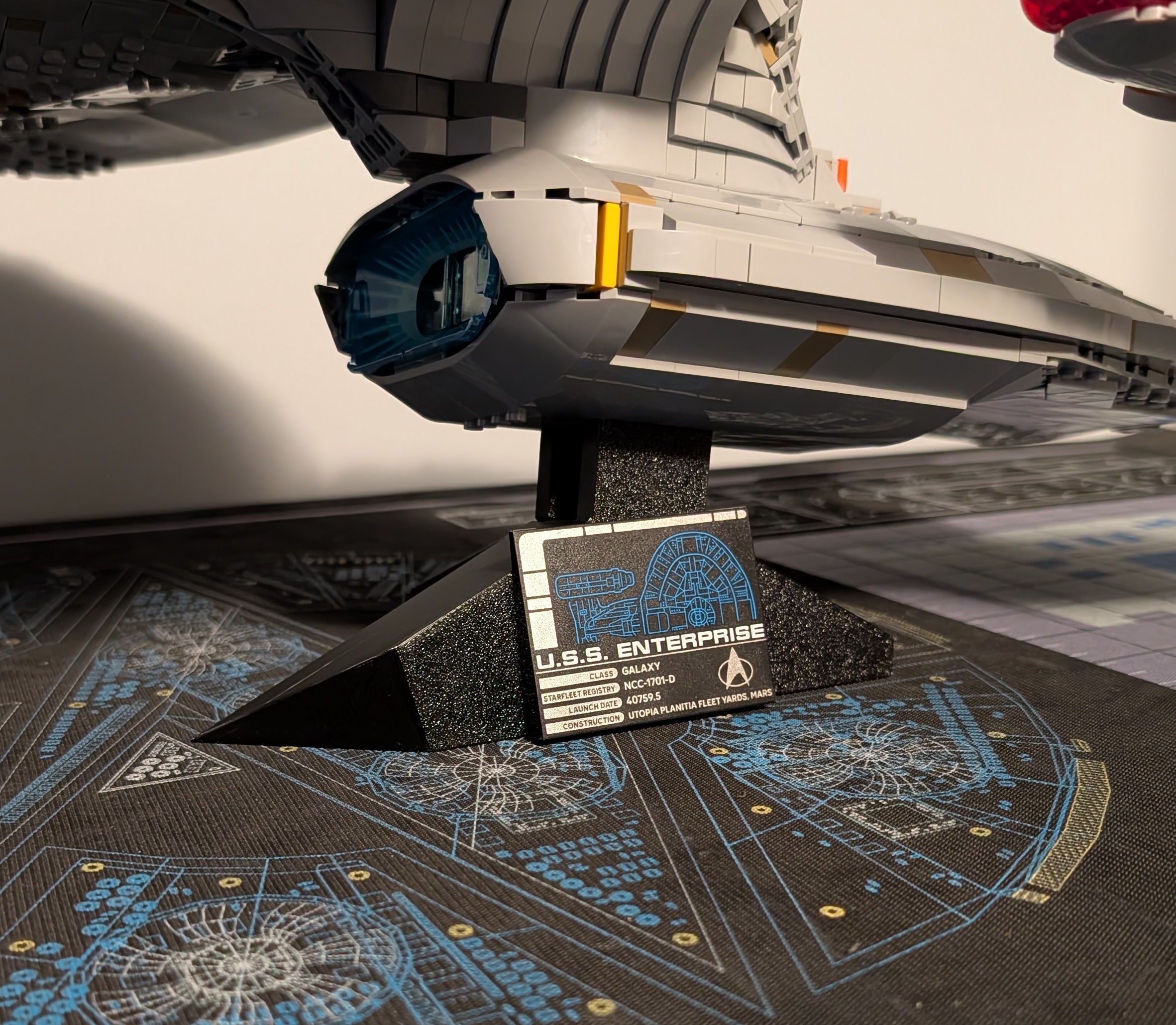 Compact Stand for LEGO 10356 "Star Trek: U.S.S. Enterprise NCC-1701-D"