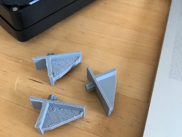 Peg for adjustable shelves