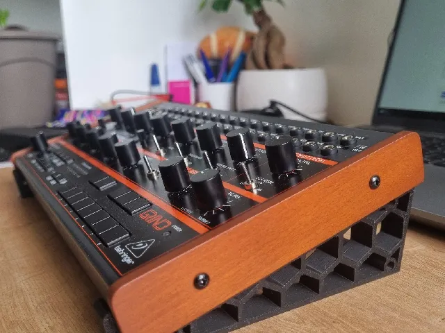 Behringer Stand Synth