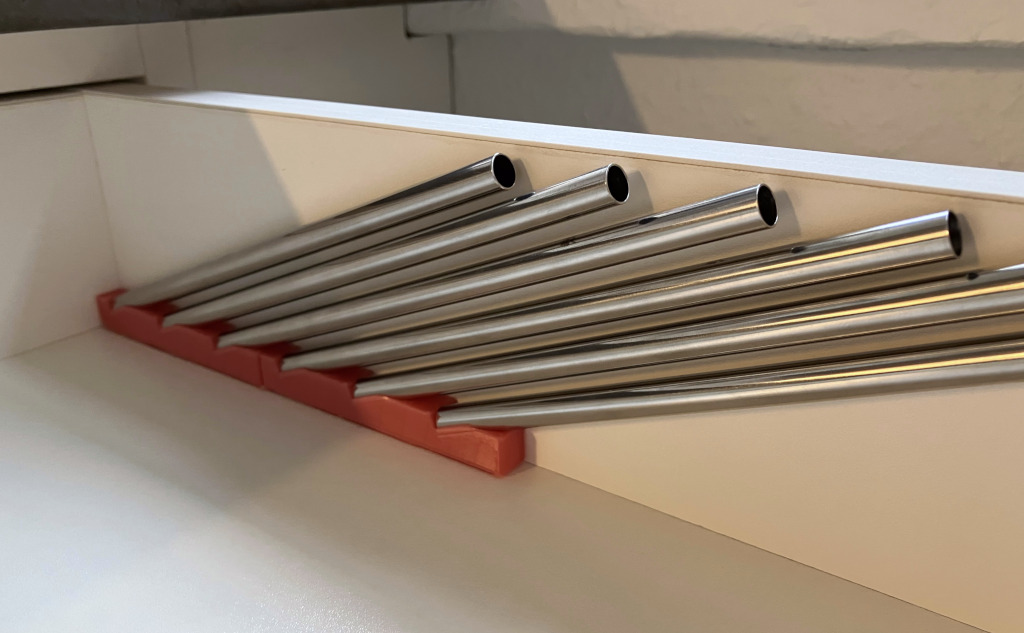 Space-efficient Straw Rack