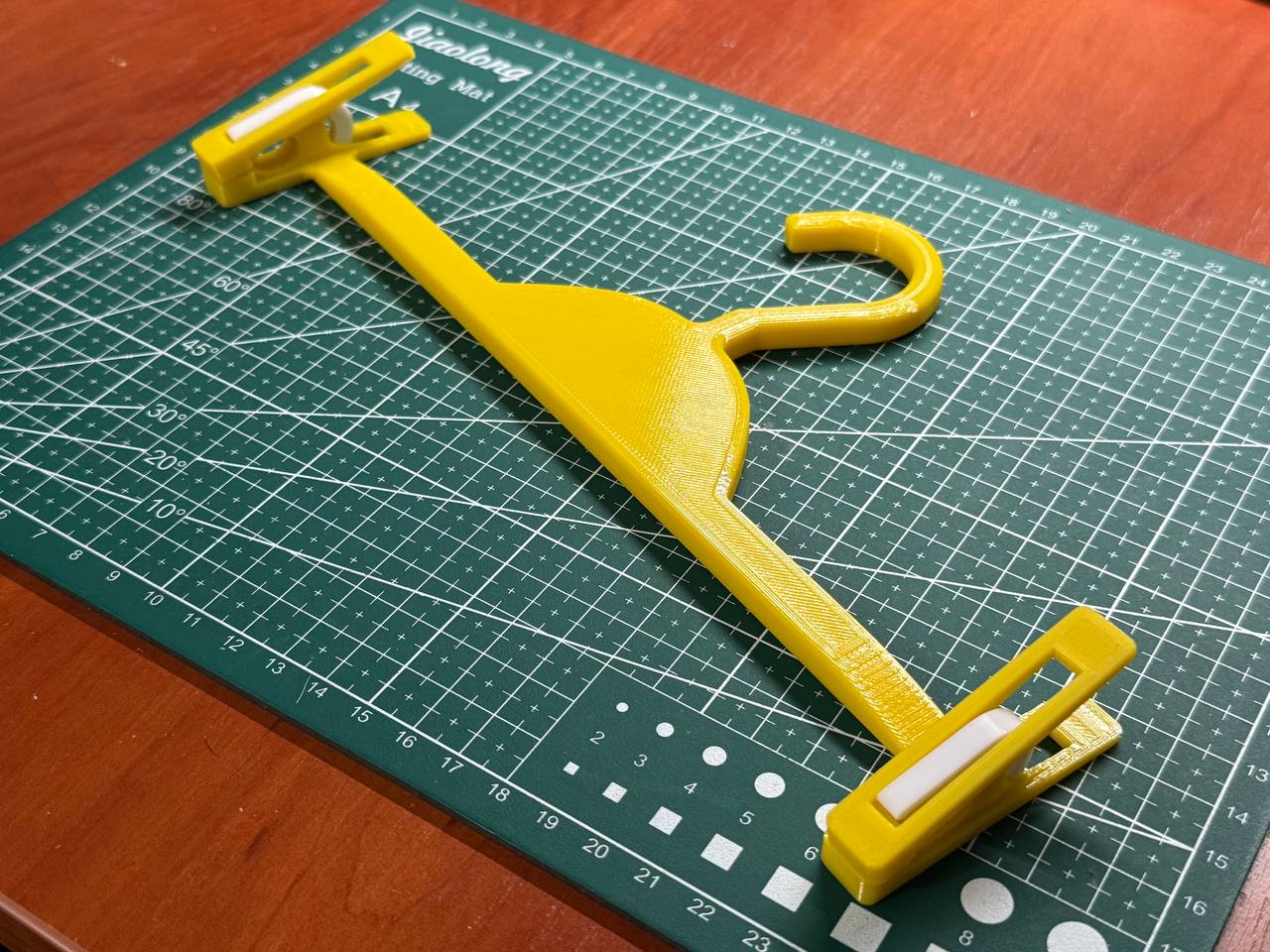 Kids pants HANGER with pegs