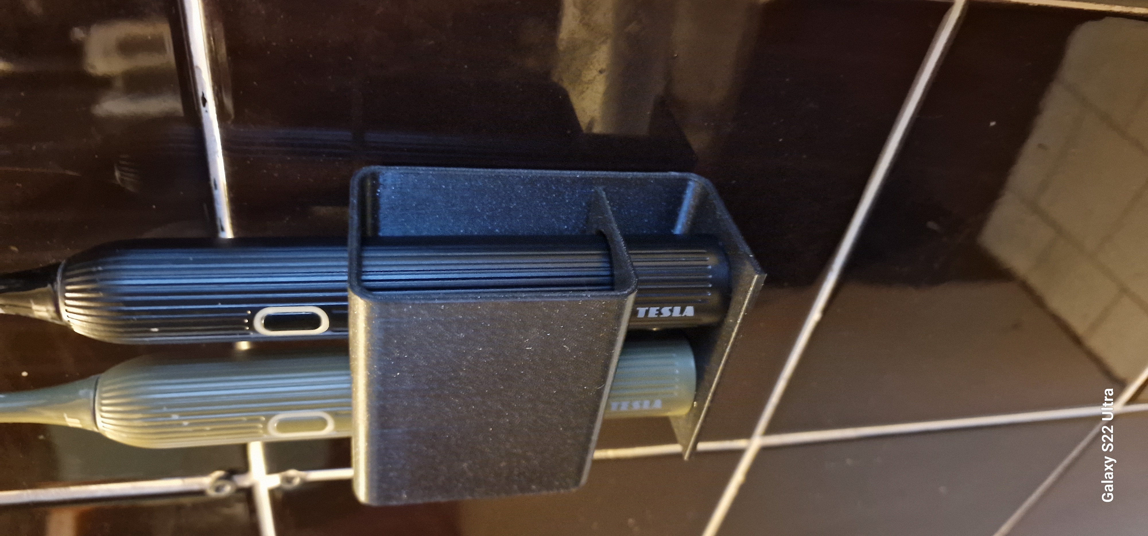 A simple electric toothbrush holder