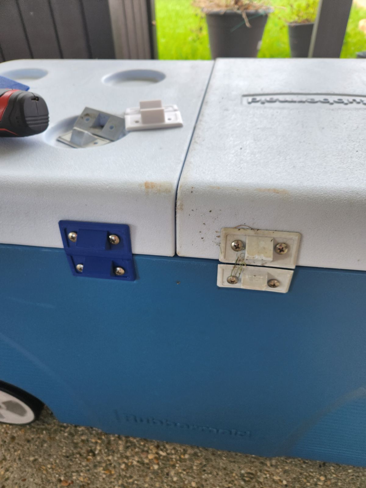 Rubbermaid ice chest/cooler hinge by T_Le24123 Download free STL