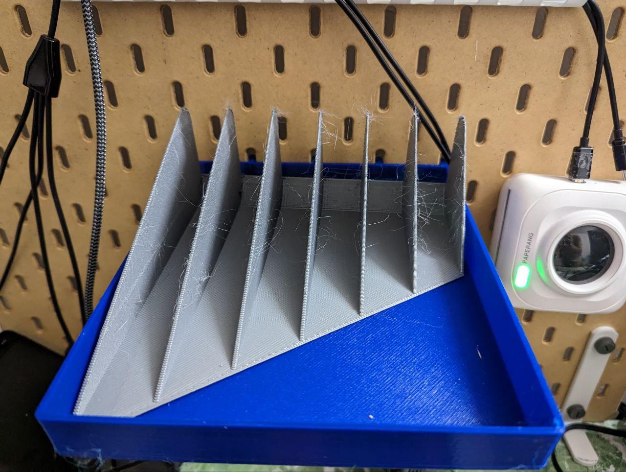 Device Charging Fin Holder (e.g. Smartphones and Battery Packs)