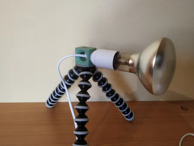 cheap film light (e27 / e14 bulb socket to 1/4) tripod mount
