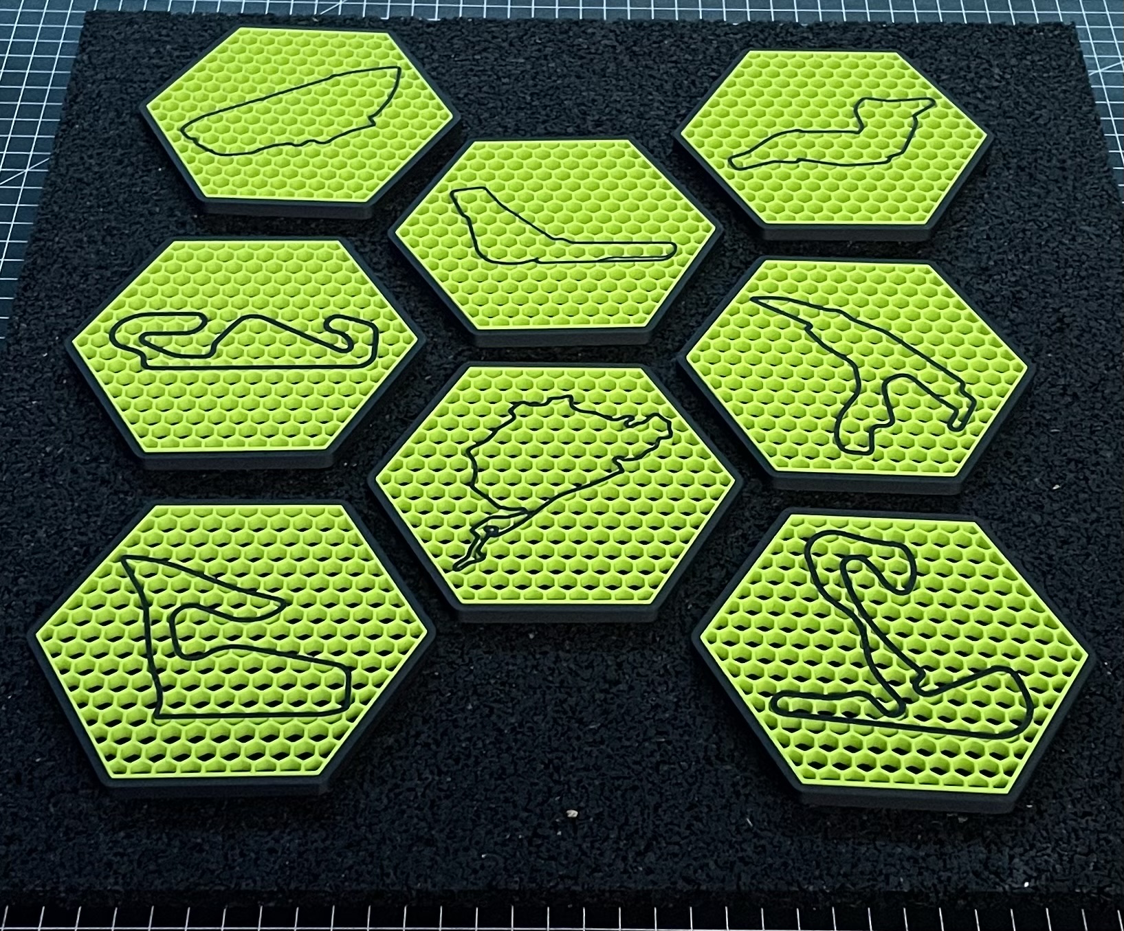 Bienenwaben Untersetzer Rennstrecken / Honeycomb coasters racetracks