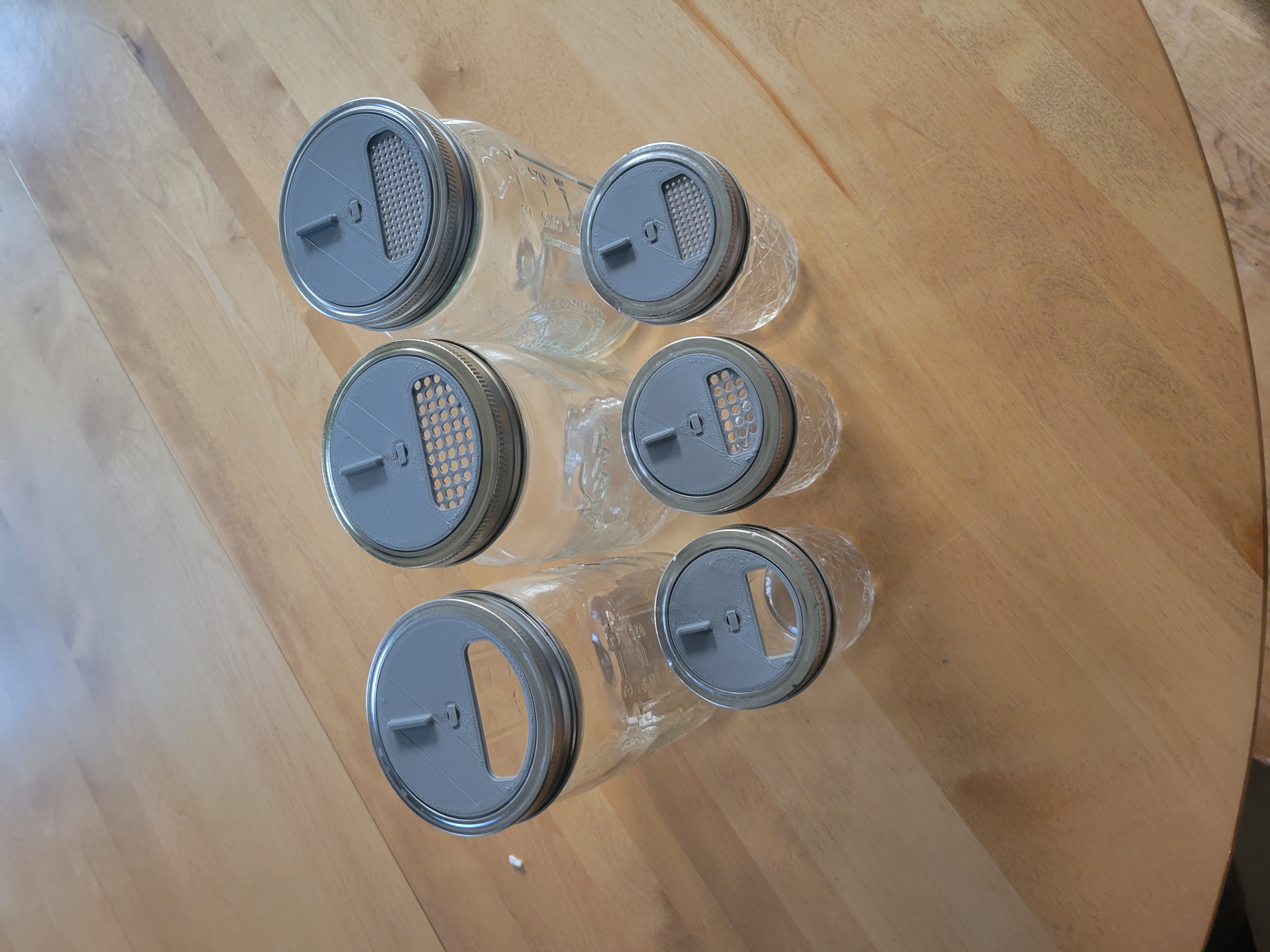 Mason jar quick closing rotating lid for pouring or shaking dry rubs