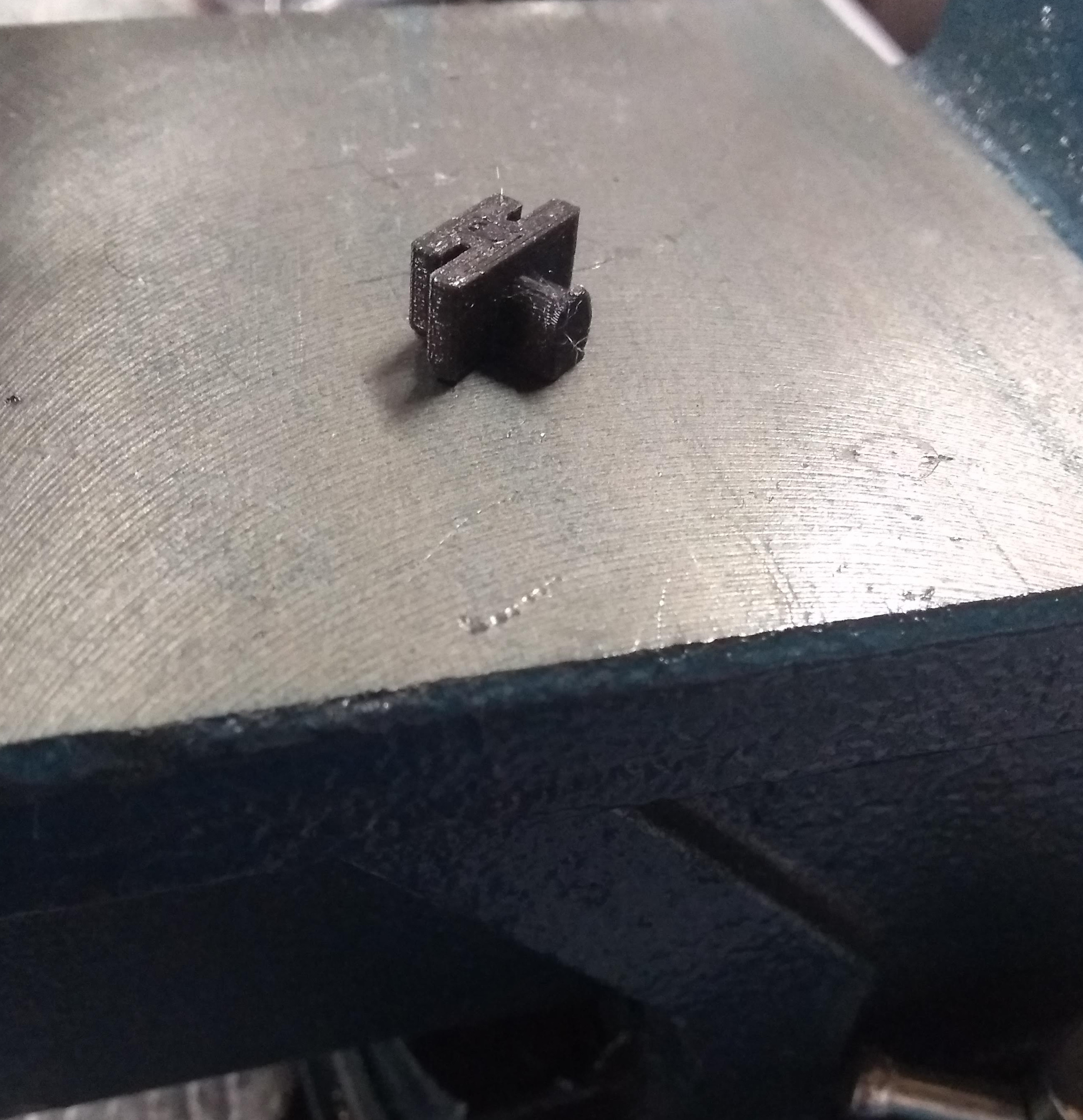 Miniatura 4 do modelo 3D Tiny hook for tool pegboard (erro tools model)