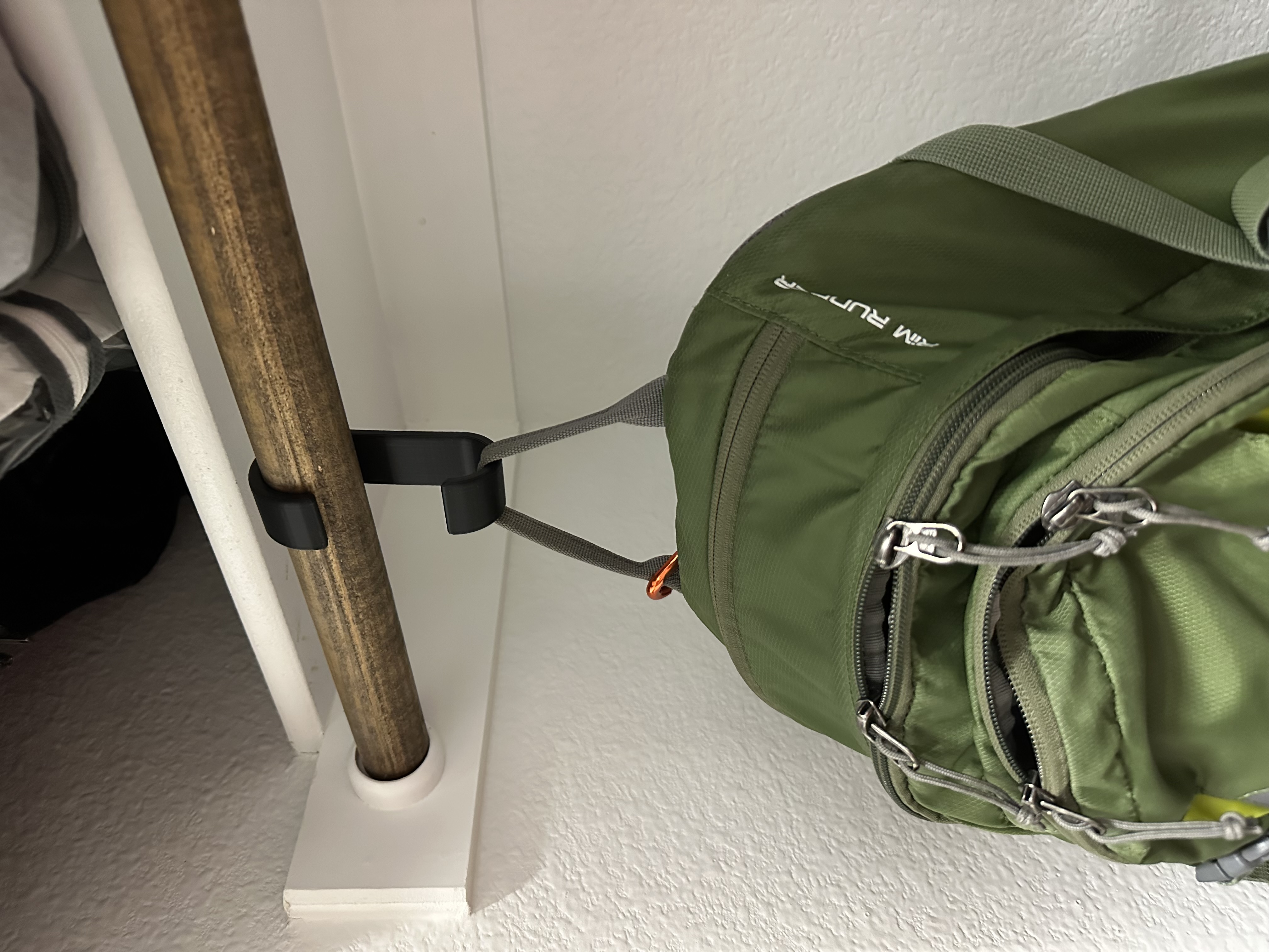 Closet rail hanger hooks