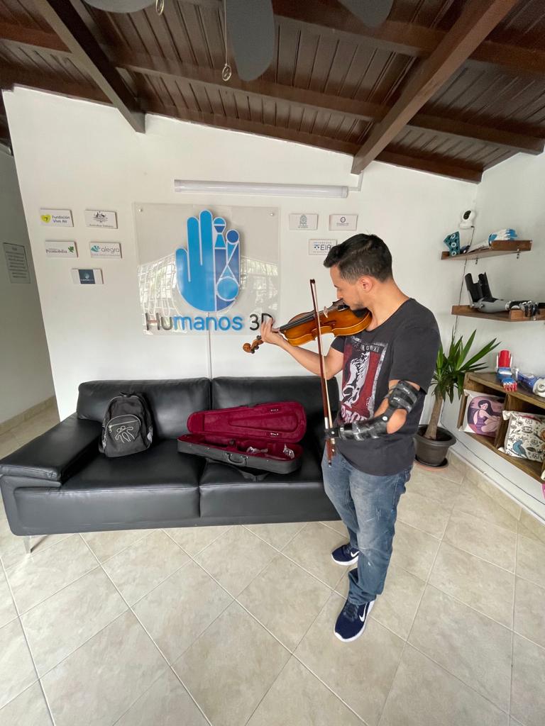 Violinista. violin playing device