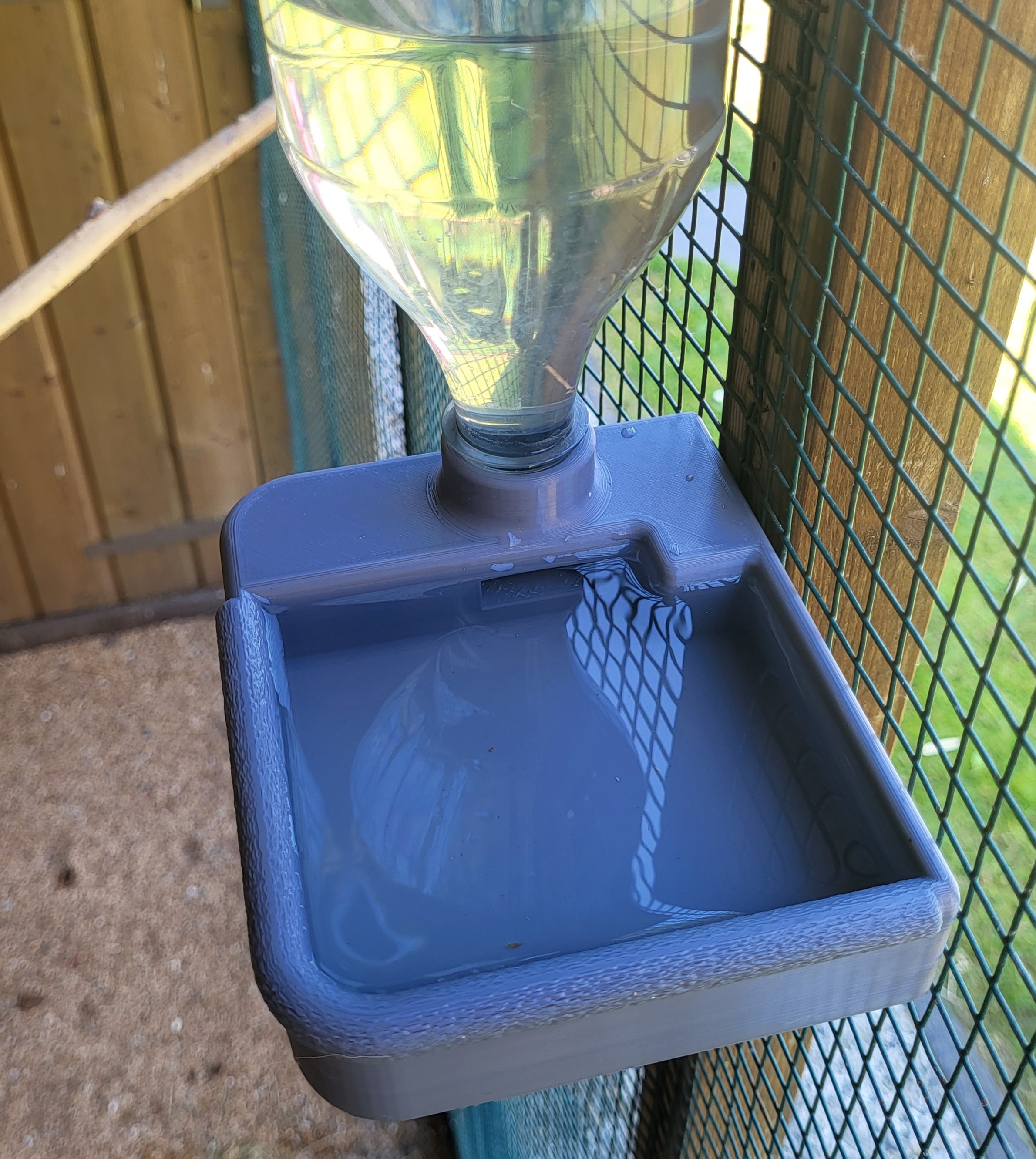 Automatic refilling bath with soda bottle thread