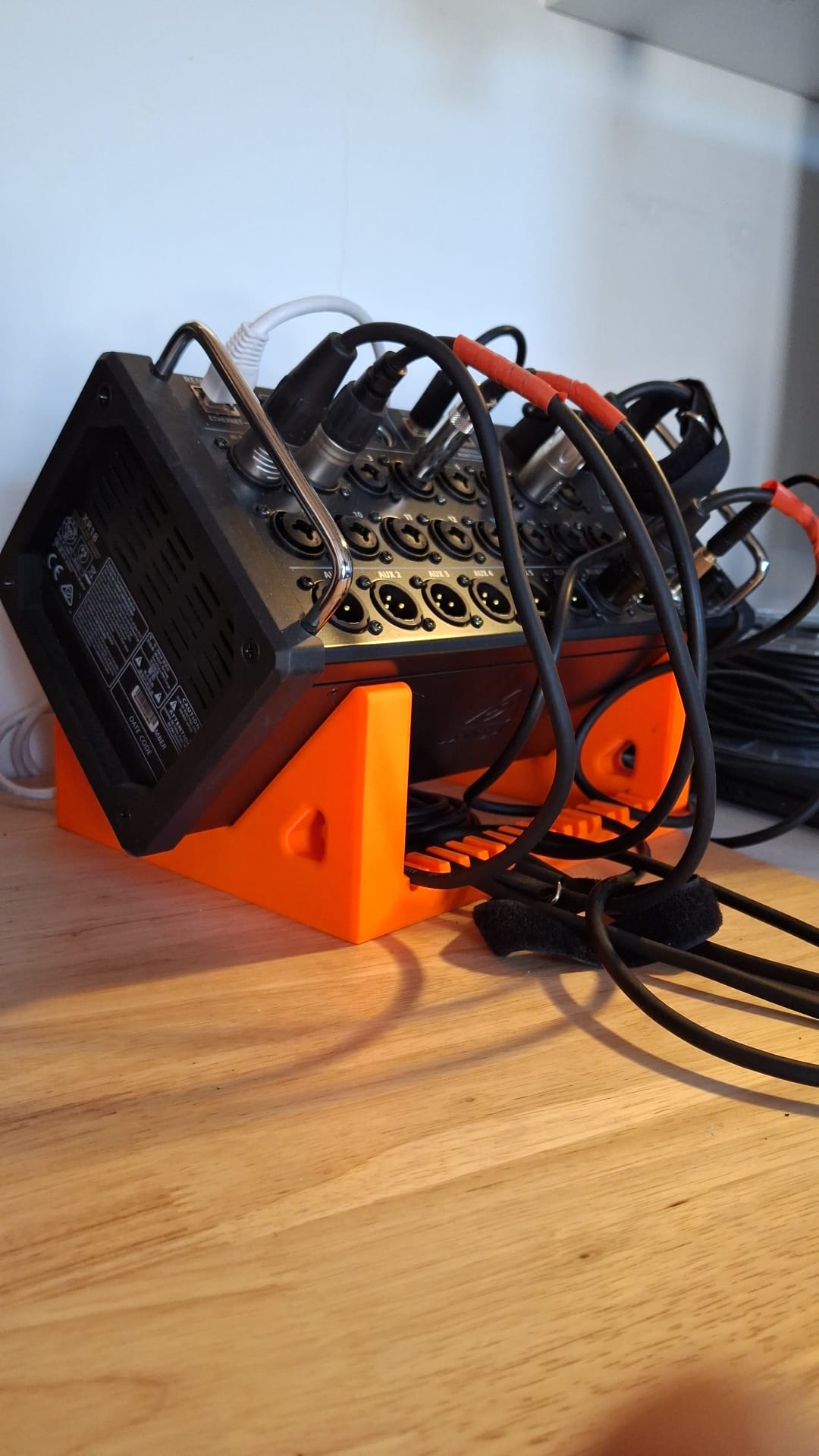 Behringer XR18 stand