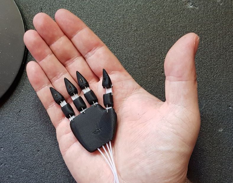 Animatronic hand with 4 fingers