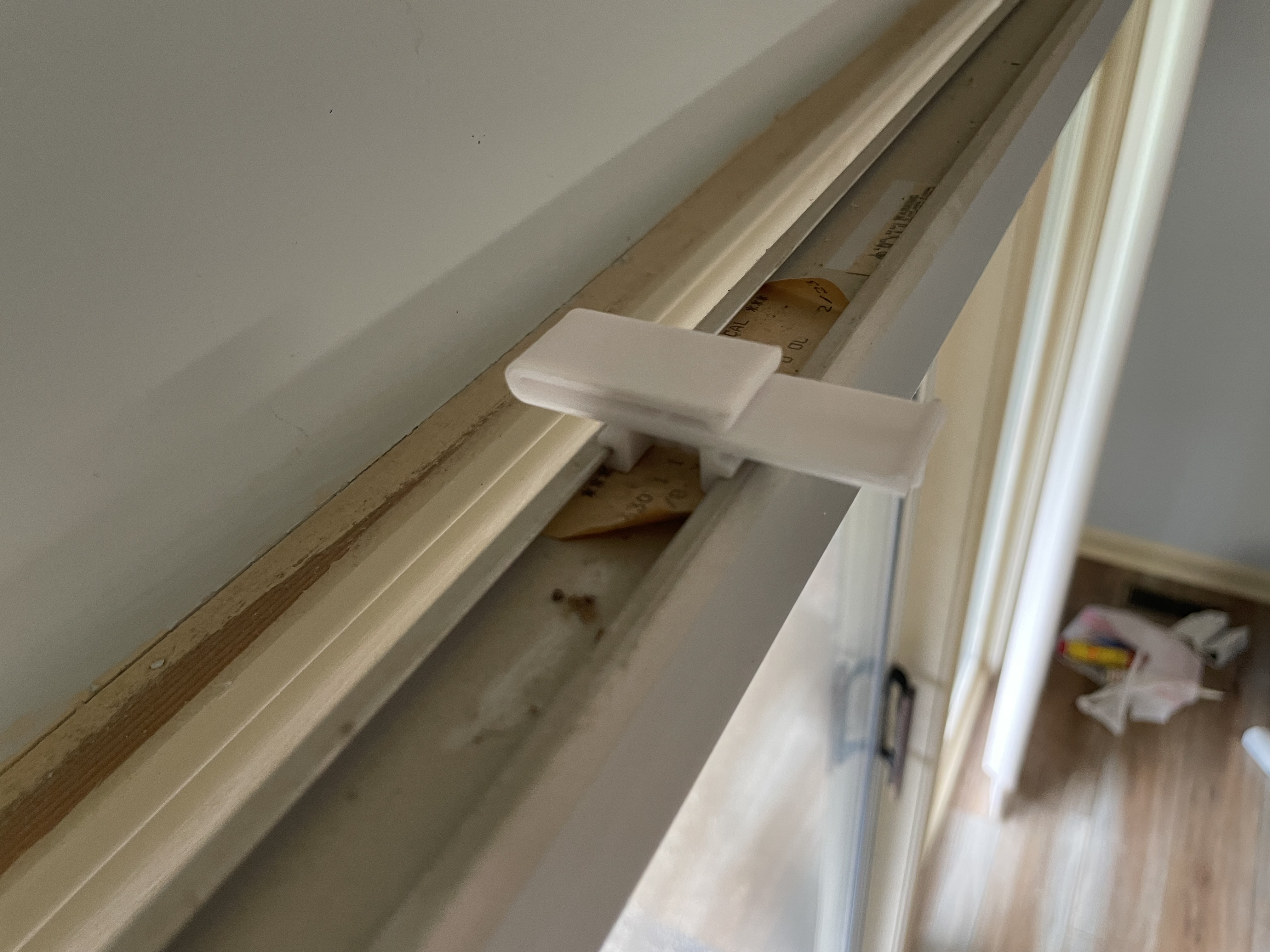 Clip for holding blinds fascia on sears blinds for 1980s