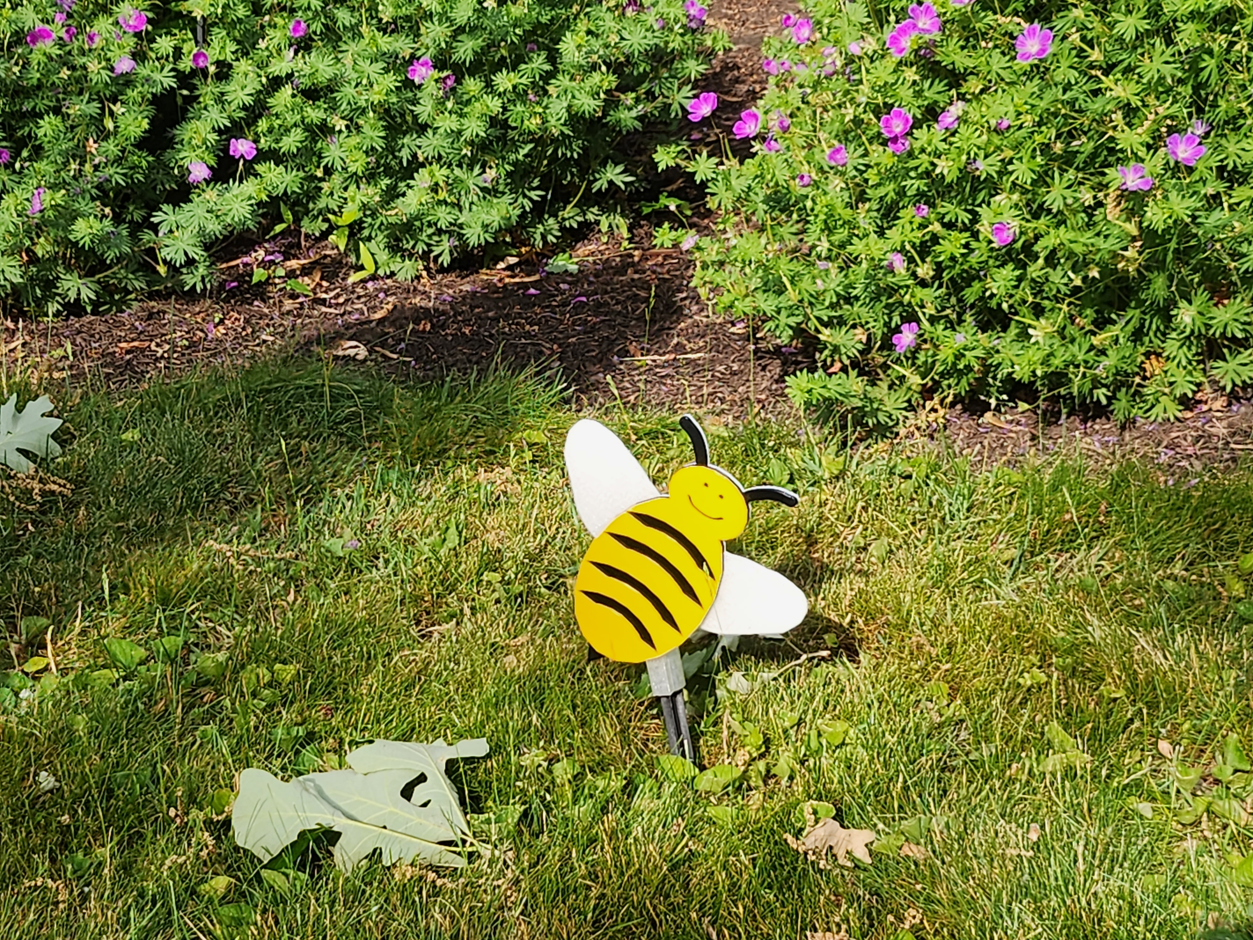 Bee Sign Post Backyard Sign for Garden and Gardeners