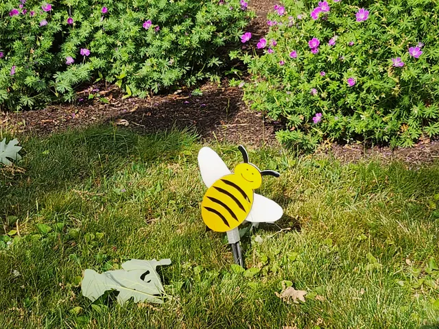 Bee Sign Post Backyard Sign for Garden and Gardeners