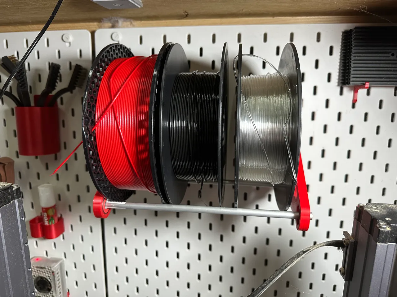 Skadis multi-spool filament holder by Infrageeks