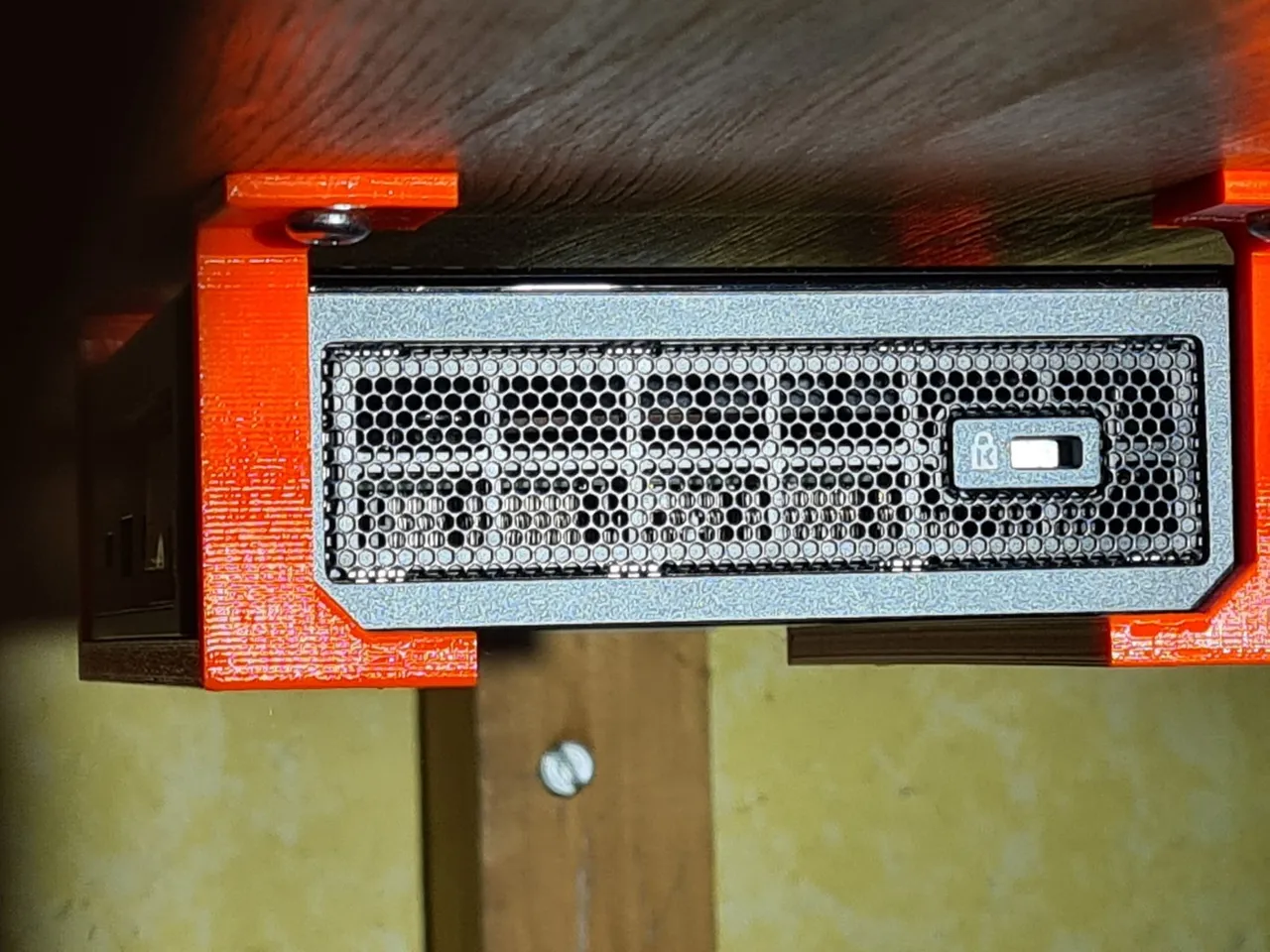 STL file Intel NUC - Under Desk Mount (1 Tier) v2 🖥️・3D