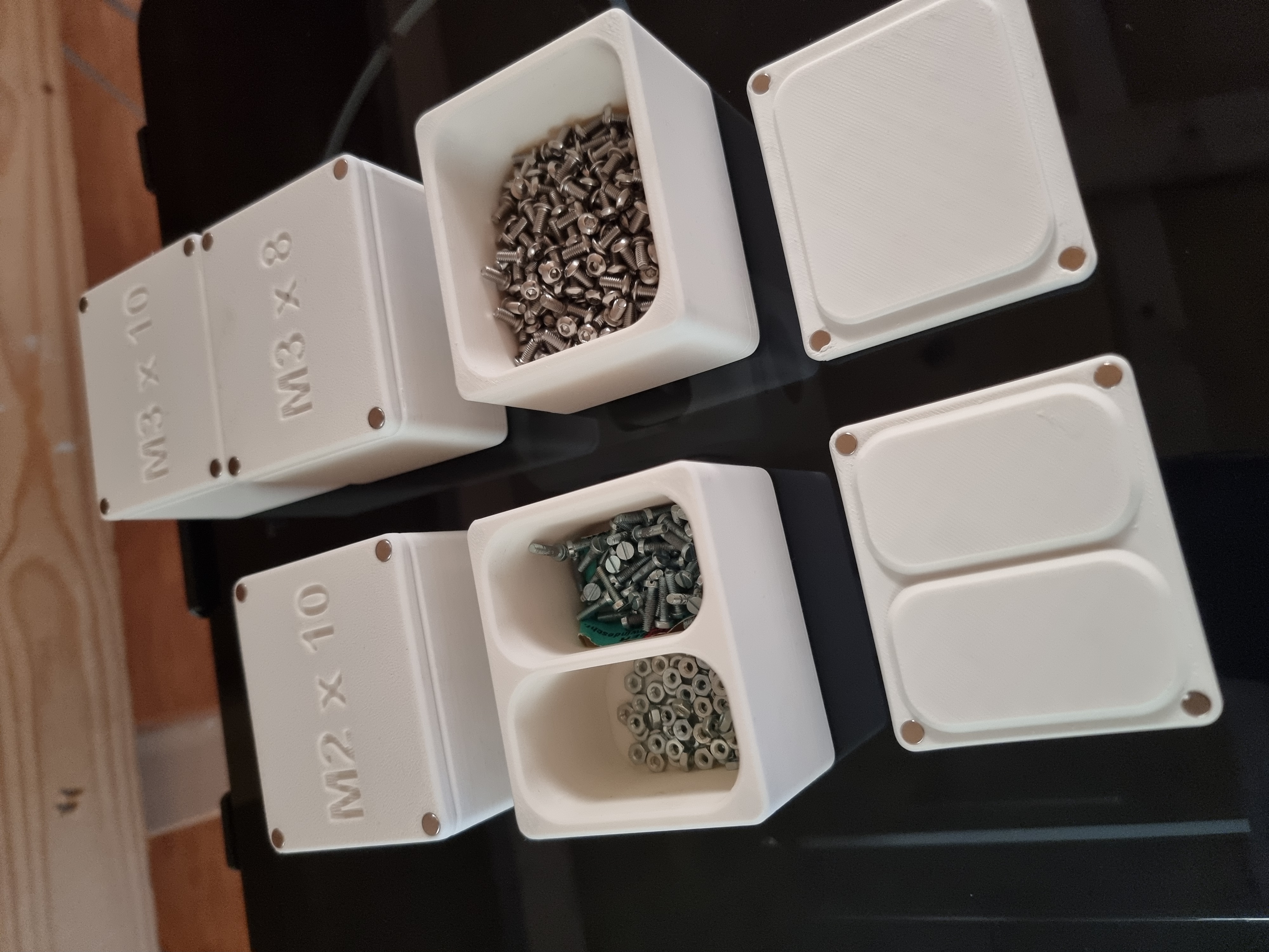 Box mit magnetischem Deckel