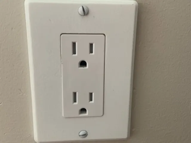 Outlet Cover: Single Short Rectangle