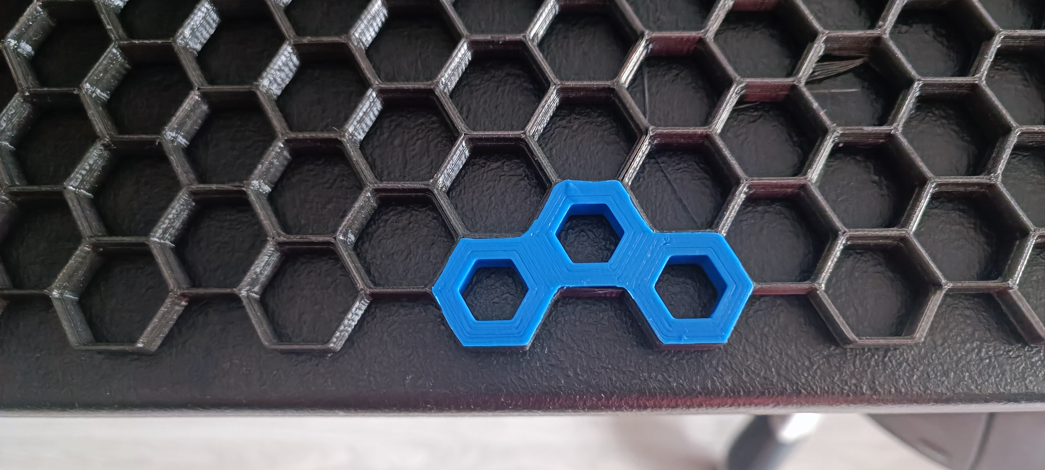 Honeycomb wall V connectors