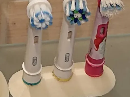 Oral-B 3 brushes stand
